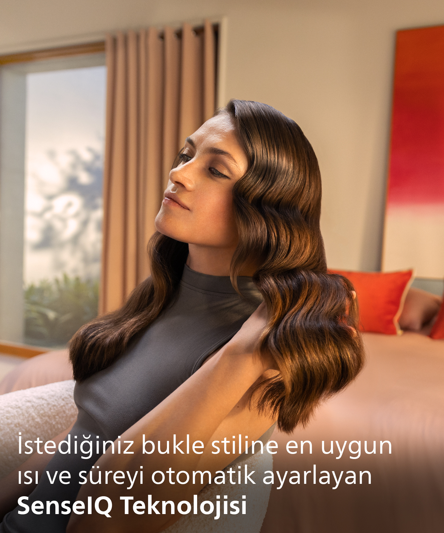 Dalgalı saçlı kadın yatakta dinleniyor.