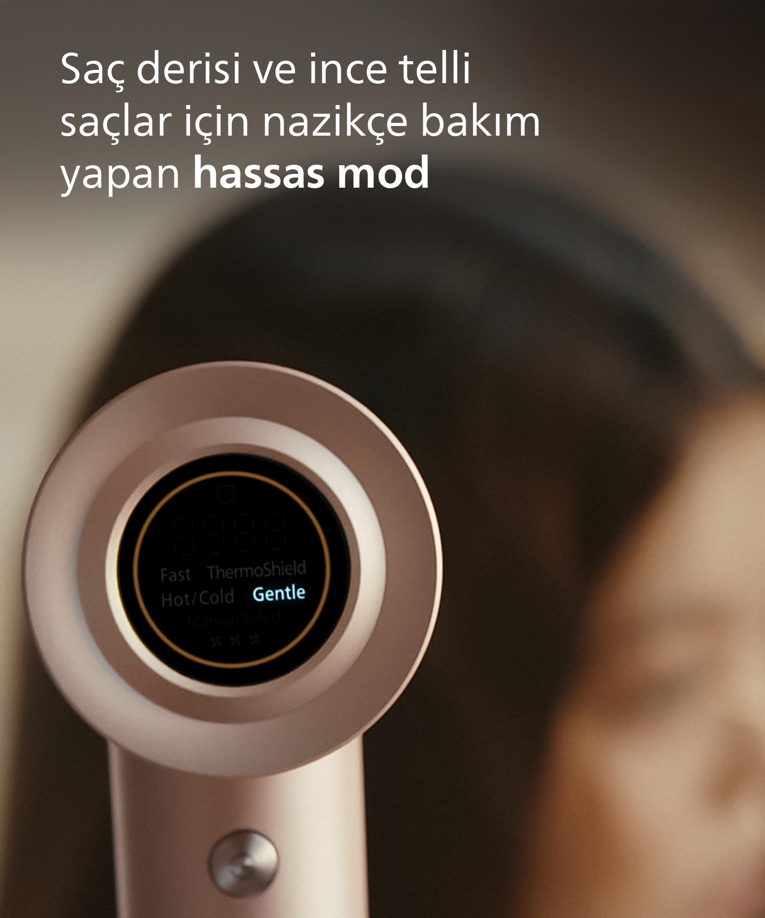 Dijital ekranda 'Hassas' modu gösteren rose gold saç kurutma makinesi.