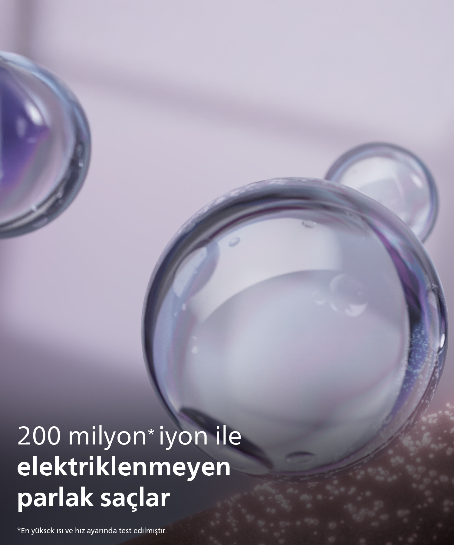 Açık pembe arka plan üzerinde mor ve mavi yansımalara sahip üç yarı saydam küre yakın çekimi.