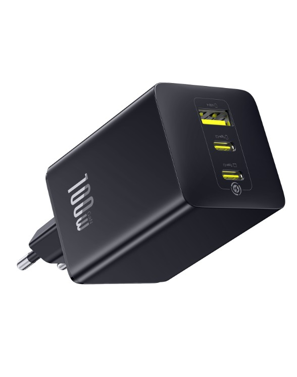 Üç USB bağlantı noktasına ve "100W GAN" yazısına sahip siyah güç adaptörü.