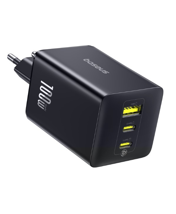 Üç USB-C portlu siyah Baseus 100W GaN şarj cihazı.