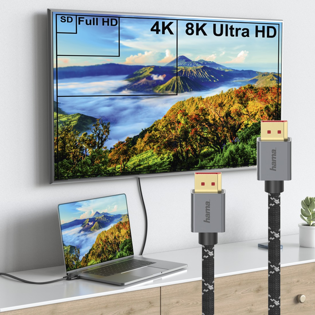 Çeşitli çözünürlükler gösteren büyük bir TV'ye bağlı bir dizüstü bilgisayar, HDMI kabloları görünür.