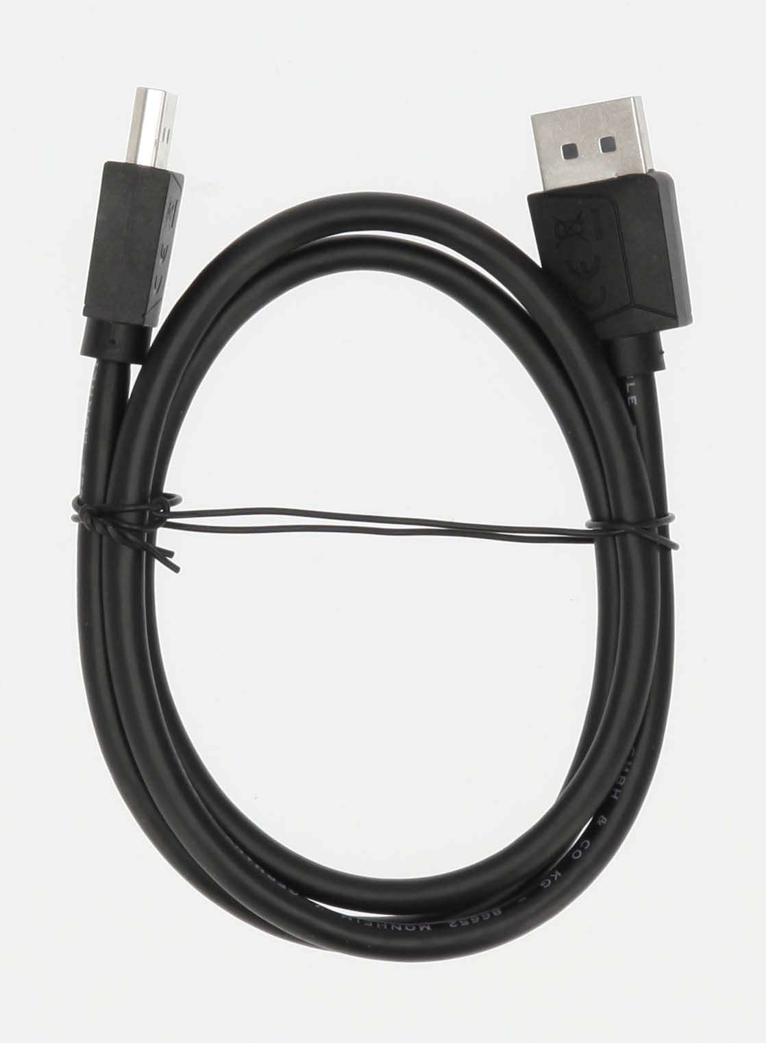 İki konektörlü siyah bir USB kablosu, rulo yapılmış ve bir bağla sabitlenmiş.