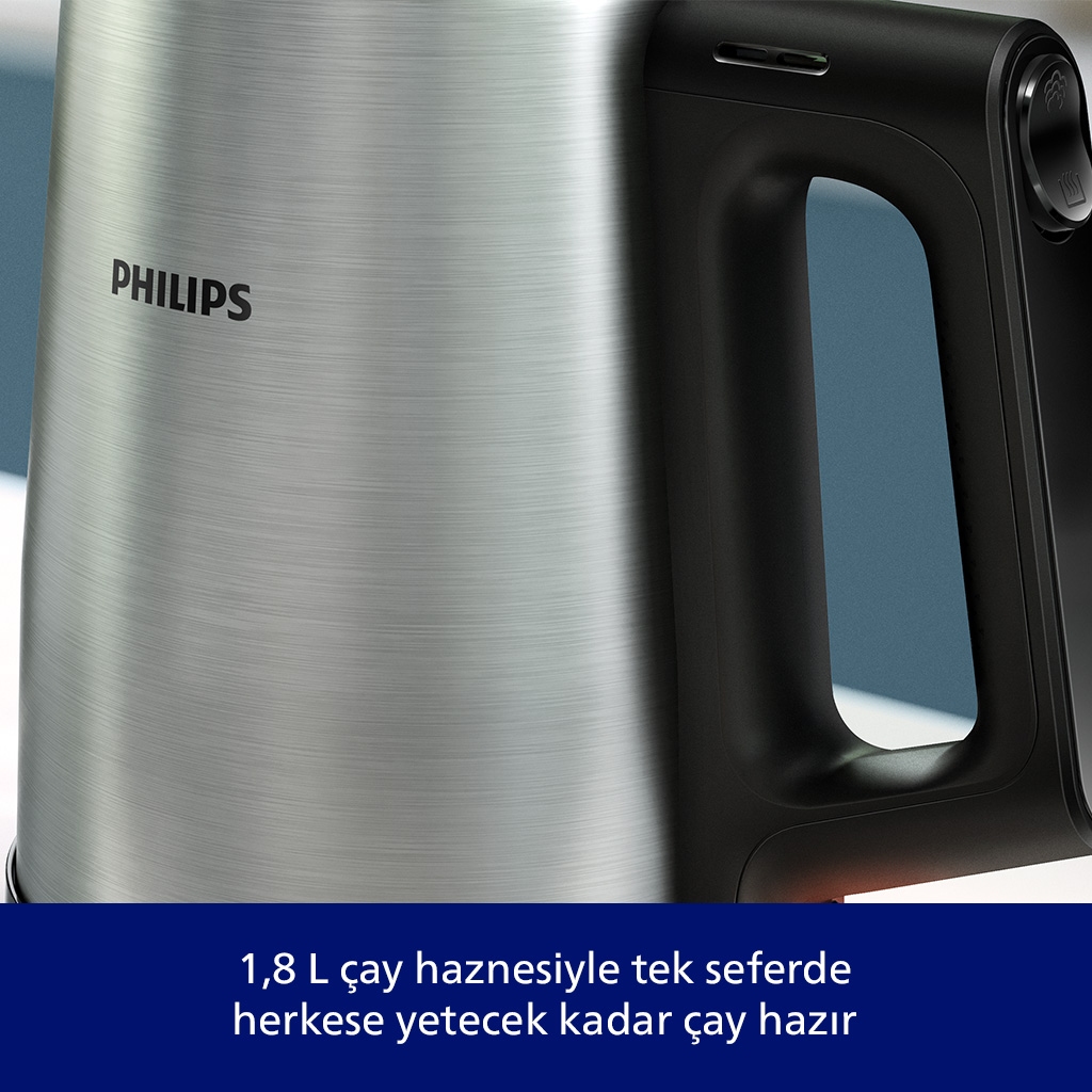 Siyah saplı gümüş rengi su ısıtıcısı, Philips logosu. 1,8 L.