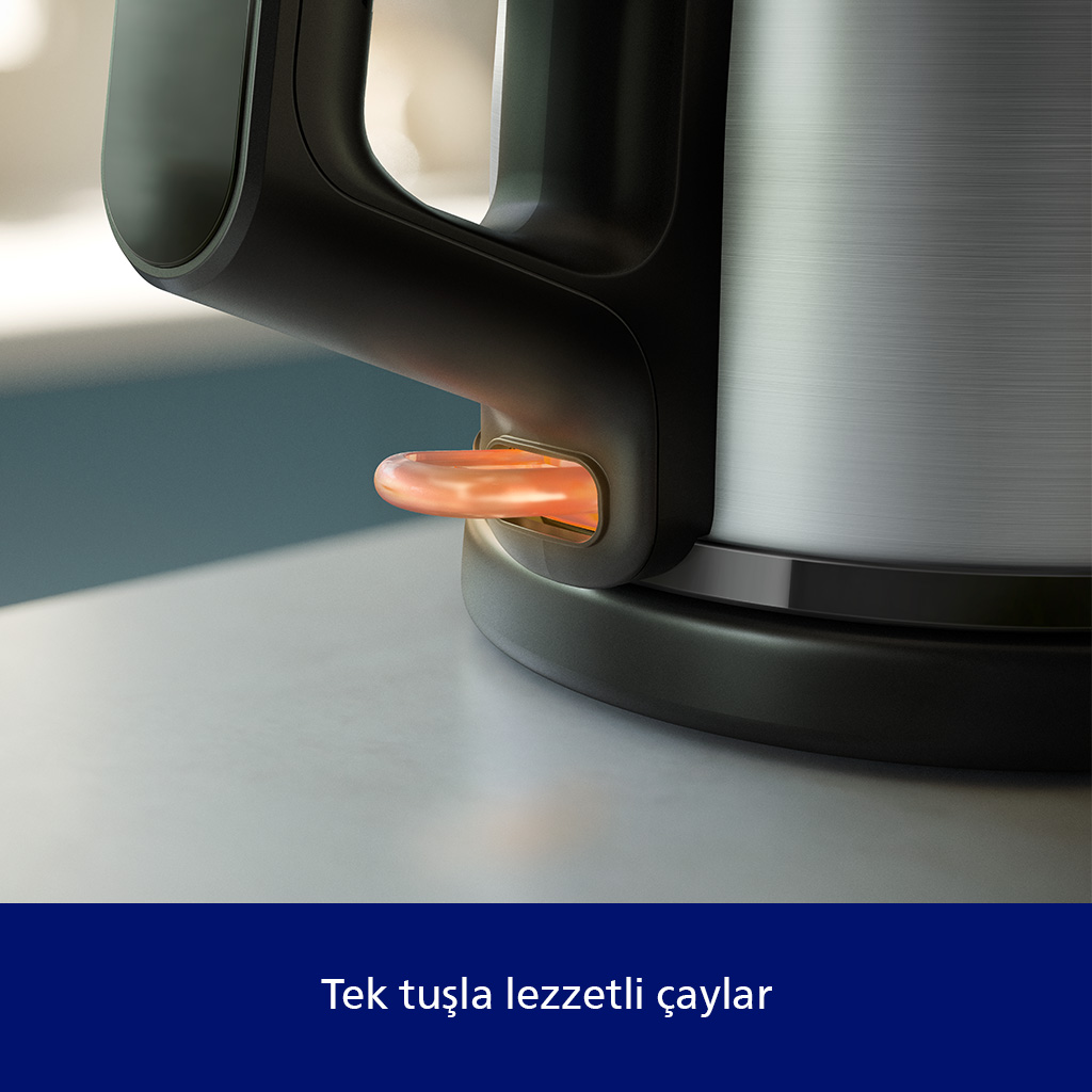 Işıklı düğmeli su ısıtıcının yakın çekimi. Gümüş renkli gövde.