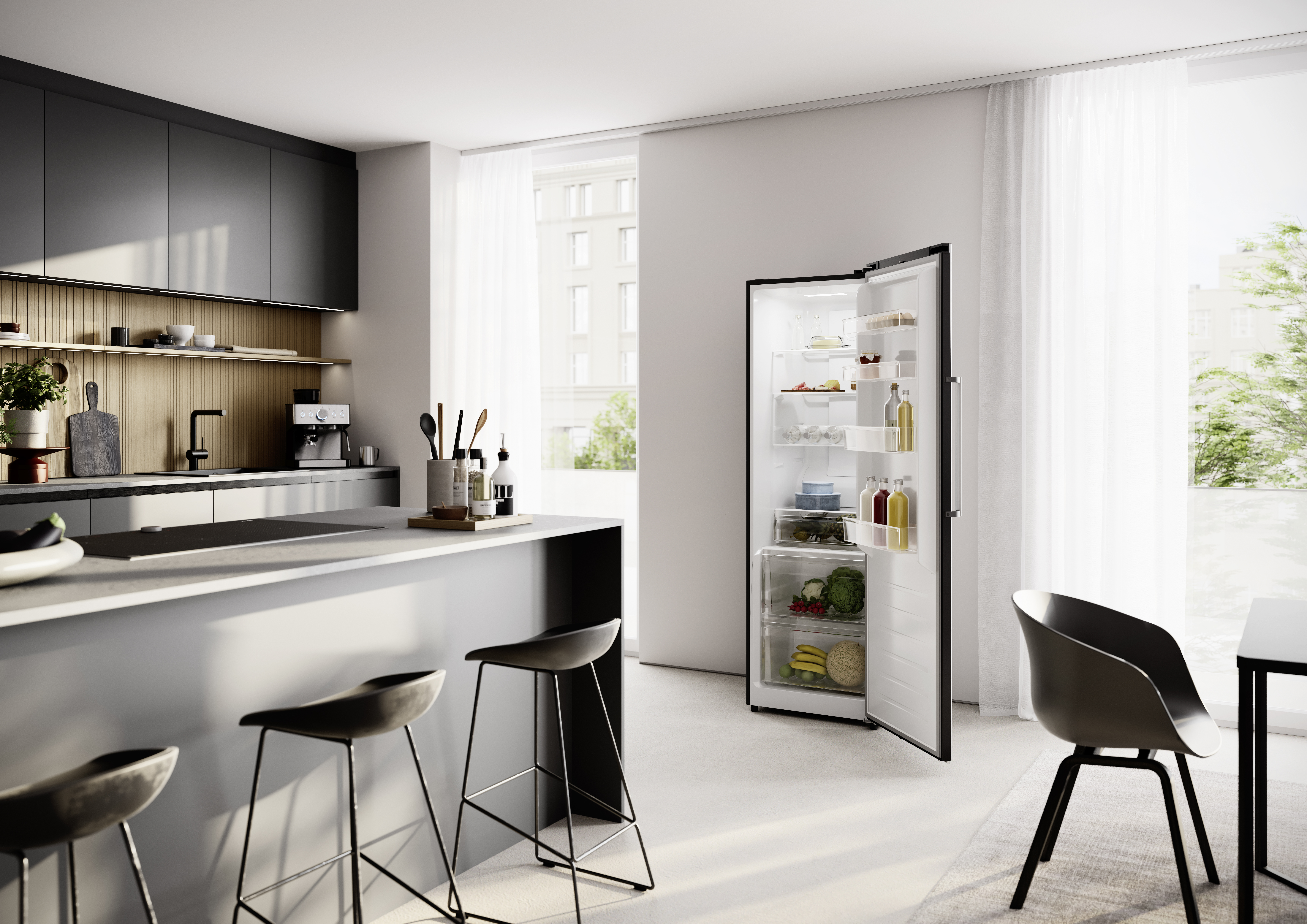 Moderne Küche mit offenem Kühlschrank, Tresen, Barhockern und einem Esstisch.