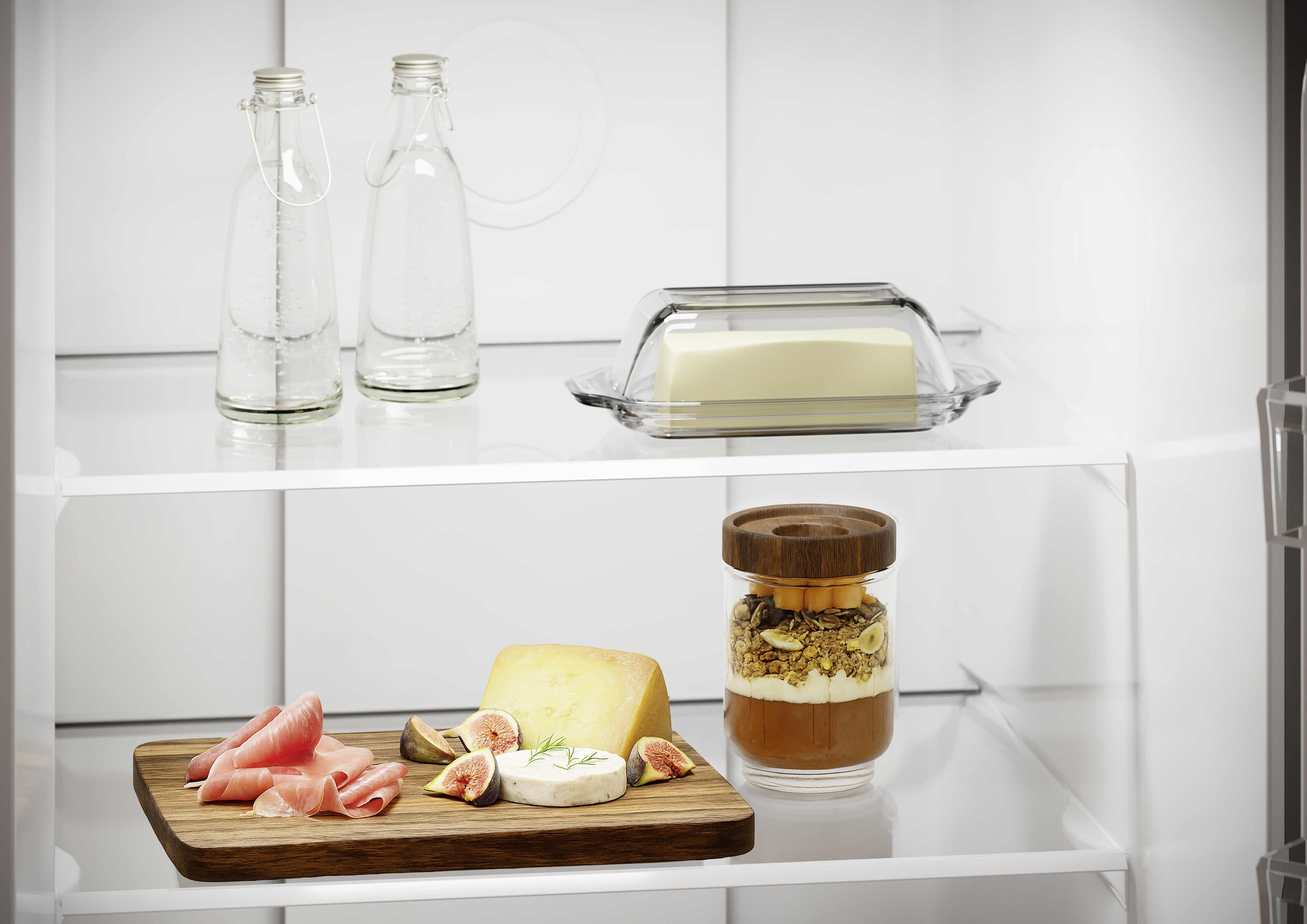 Ein Kühlschrankregal mit Schinken, Käse, Feigen, Müsli und zwei Wasserflaschen.