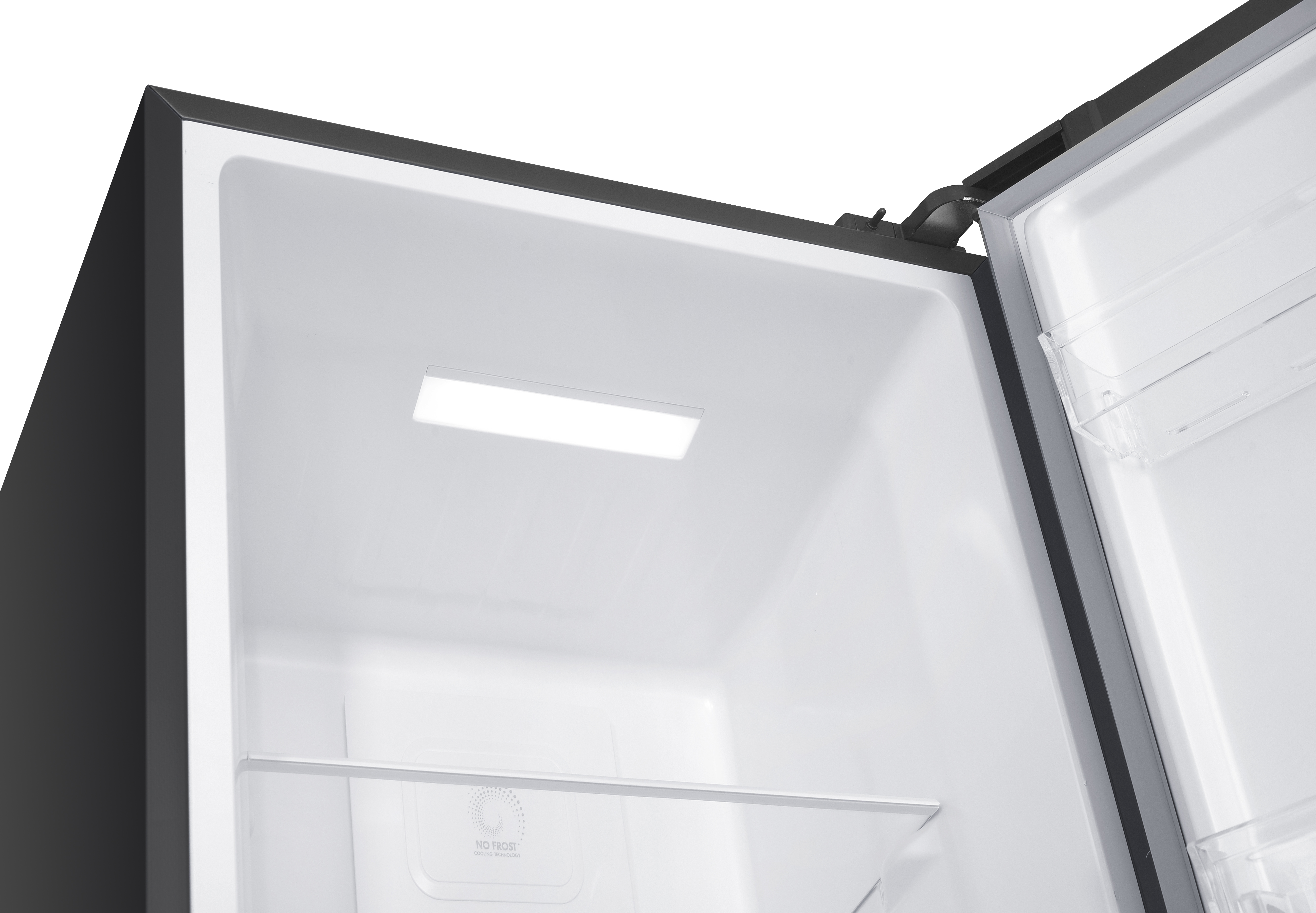 Innenraum eines schwarzen Kühlschranks mit Regal und Licht.