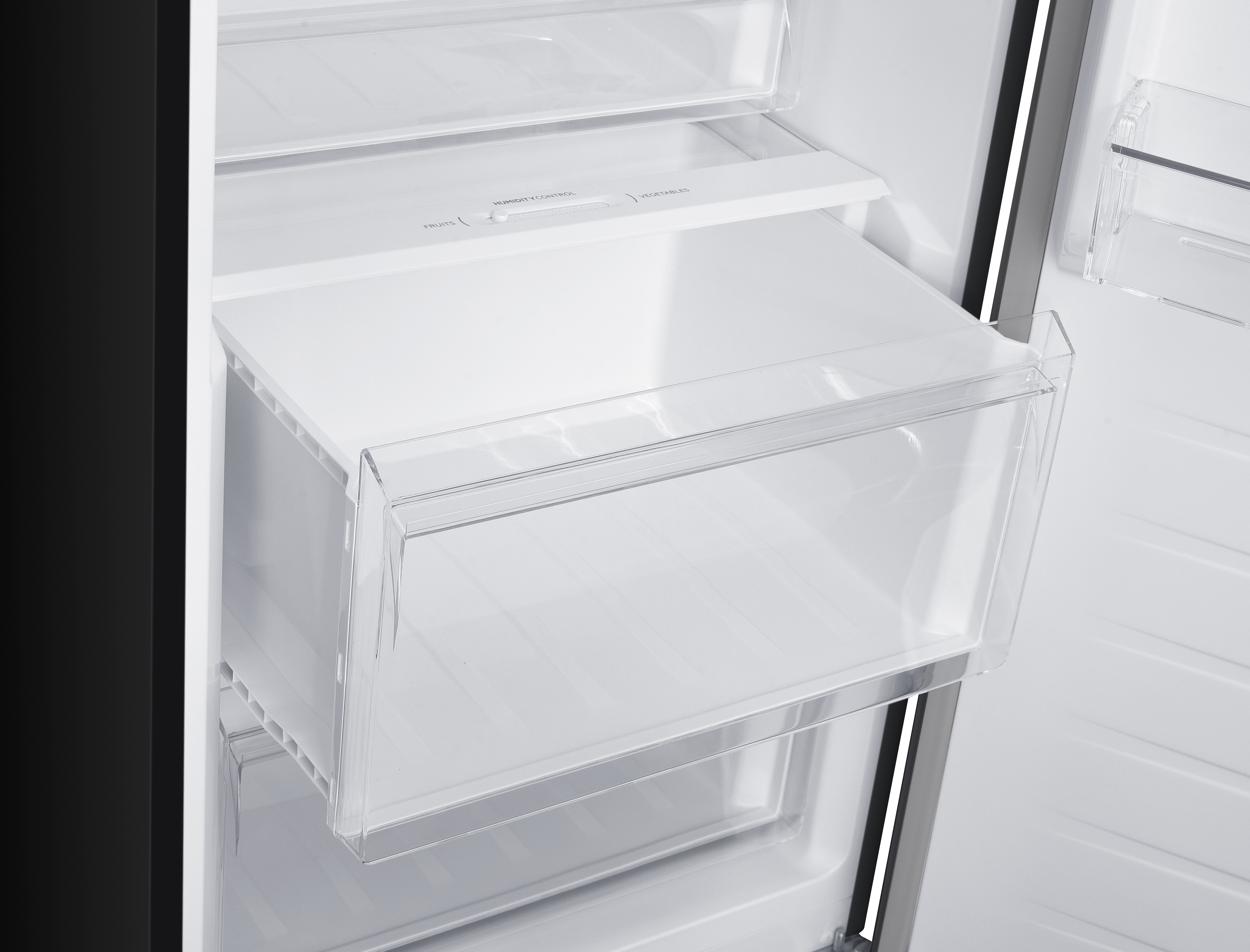 Ein leerer Kühlschrank mit einer Schublade für Obst und Gemüse.