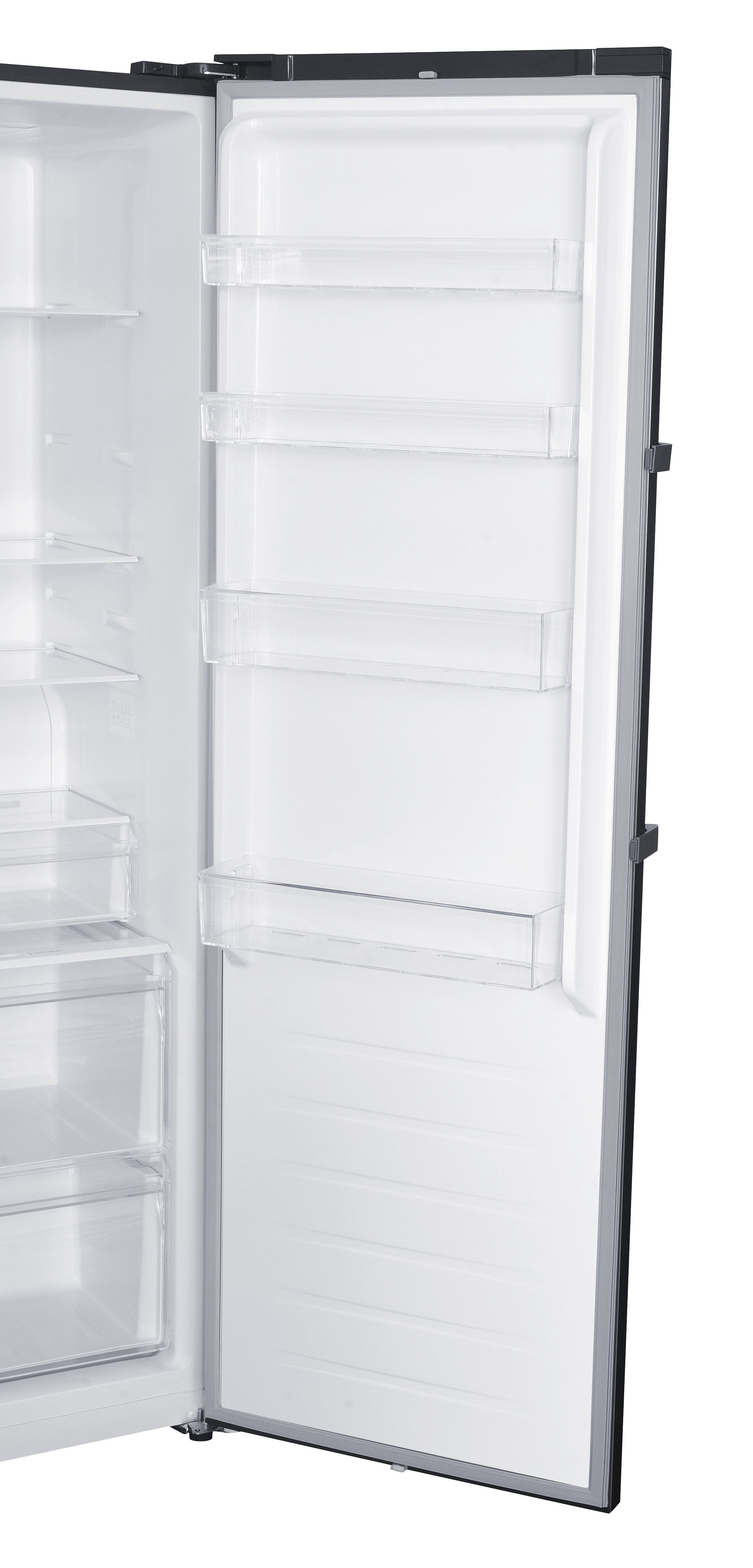 Offener Kühlschrank mit weißen Regalen und transparenten Schubladen.