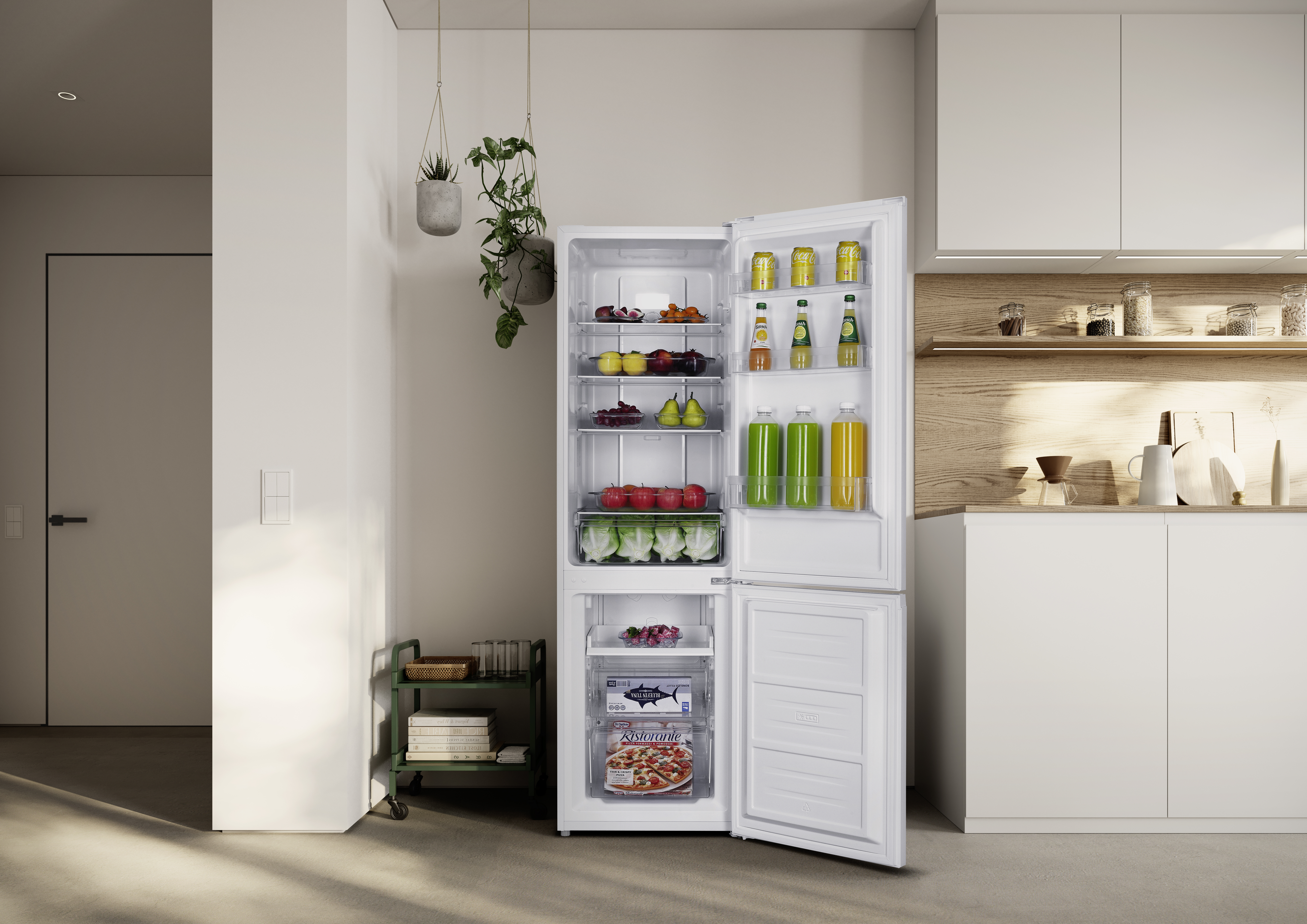 Ein offener Kühlschrank voller Lebensmittel, daneben ein Küchenschrank.