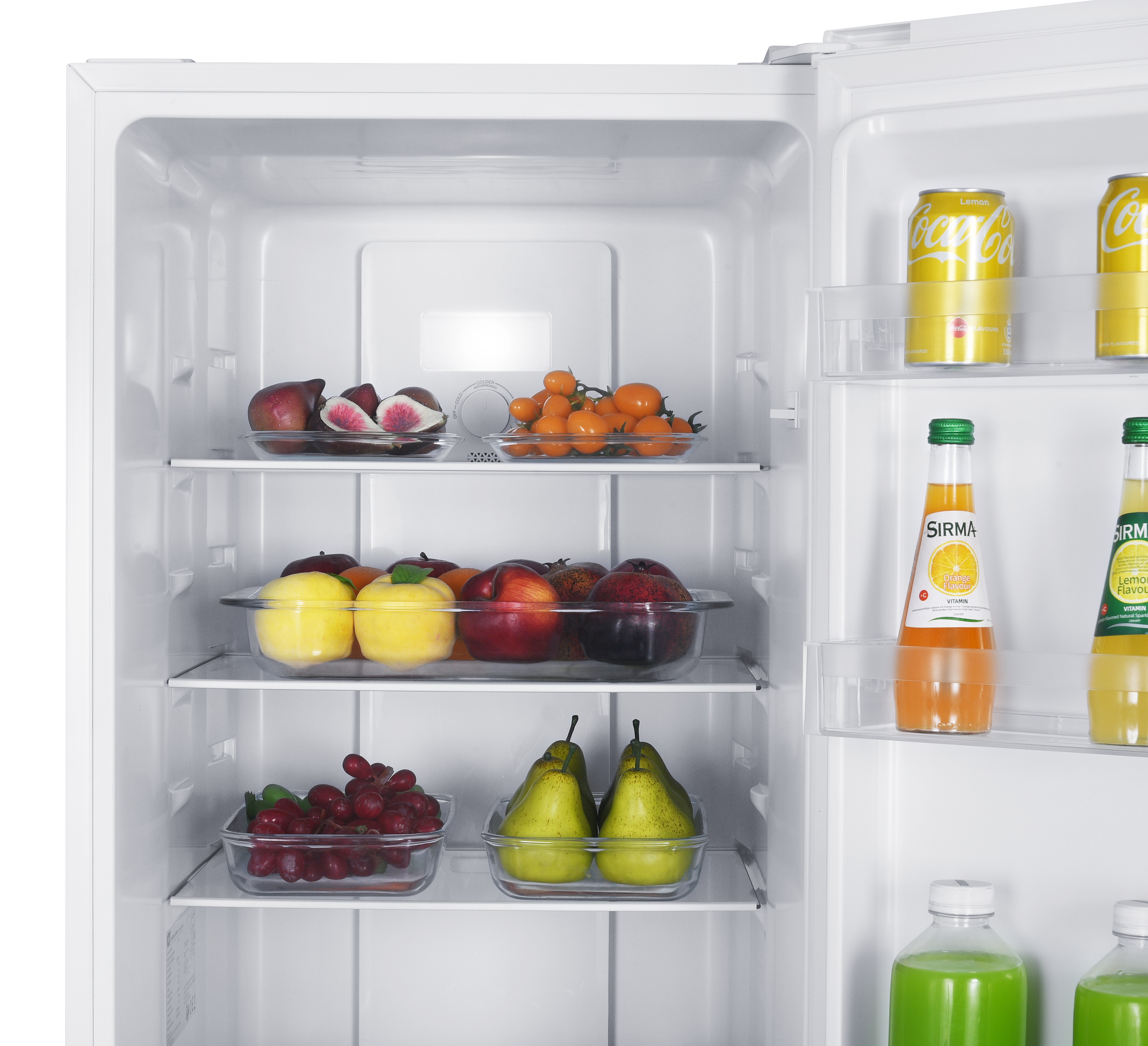 Ein offener Kühlschrank mit Obst und Getränken auf mehreren Regalen.