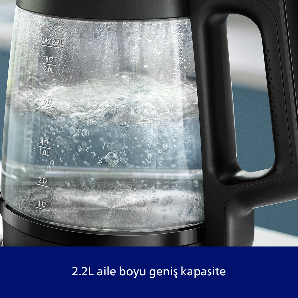 Kaynayan su ve baloncuklar içeren bir su ısıtıcısının yakın çekimi. Ölçek 2,0 L gösteriyor.