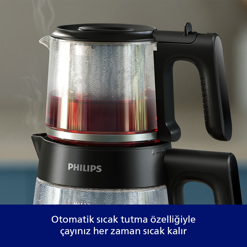 Kırmızı çay ile dolu cam haznesine sahip siyah bir Philips çay makinesi.