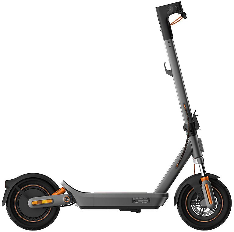 Monopattino elettrico grigio con accenti arancioni e ruote nere.