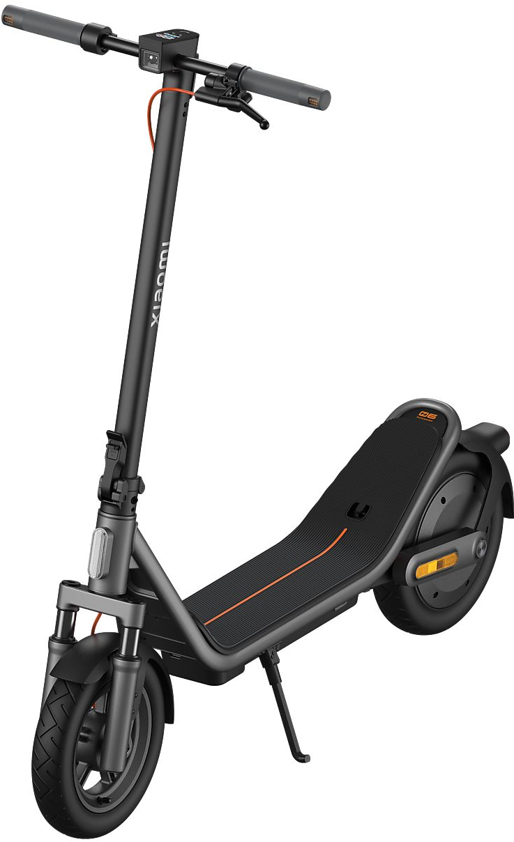 Ein schwarzer Xiaomi E-Scooter mit orangefarbenen Akzenten steht auf einem weißen Hintergrund.
