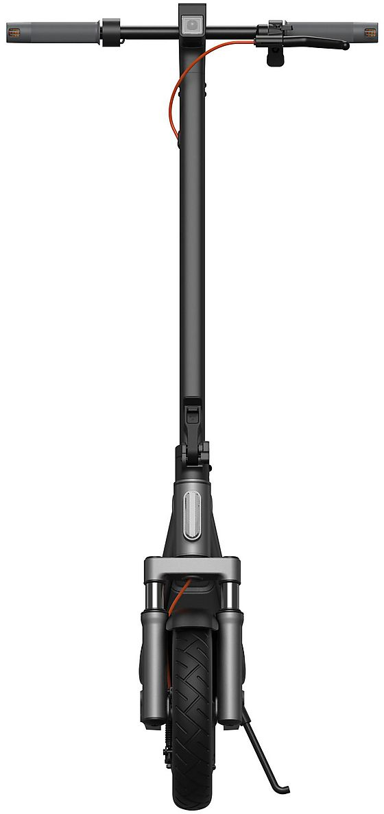 Ein schwarzer Elektroroller mit orangefarbenen Akzenten, von vorne gezeigt.