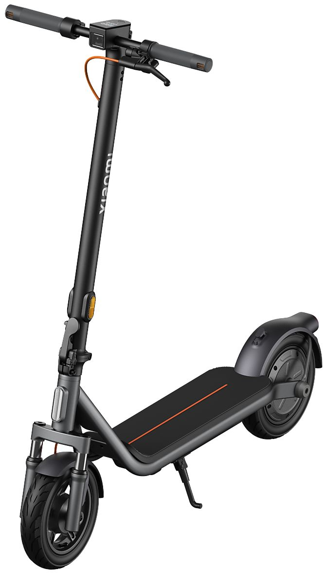 Un scooter électrique noir avec des accents orange se tient sur fond blanc.