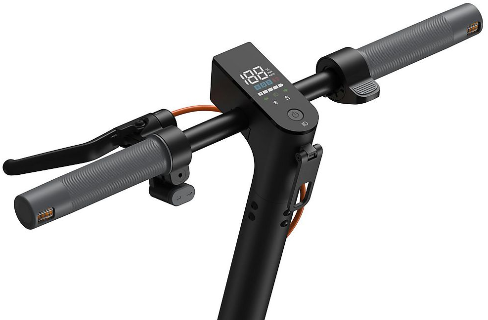 Gros plan du guidon d'un scooter électrique avec écran, poignées et levier de frein.