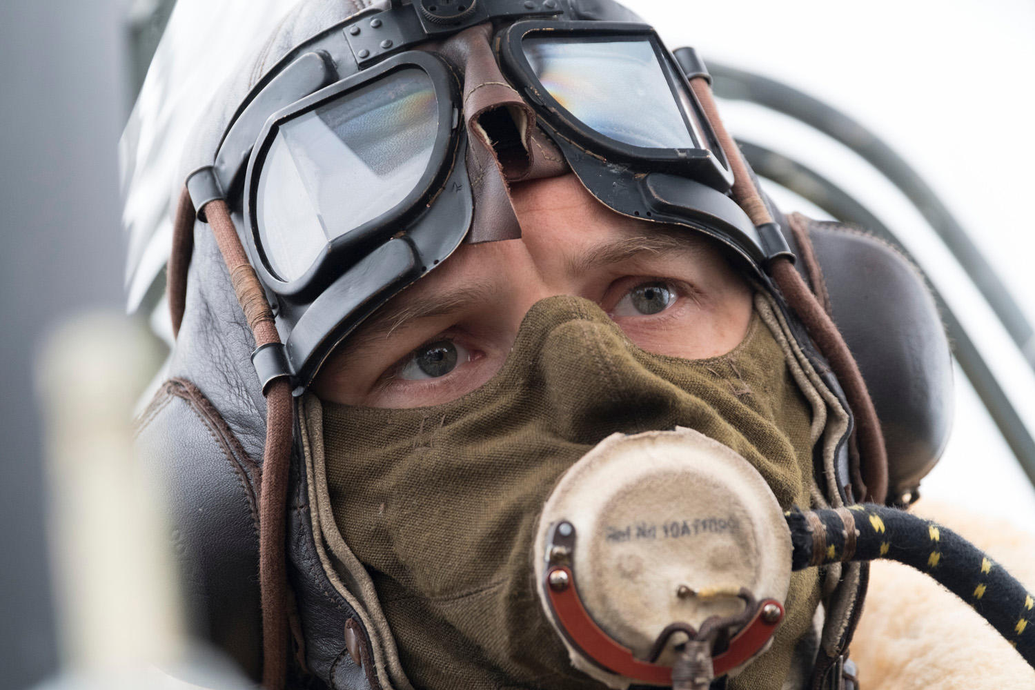 Pilot mit Lederhaube, Brille und Maske, Nahaufnahme