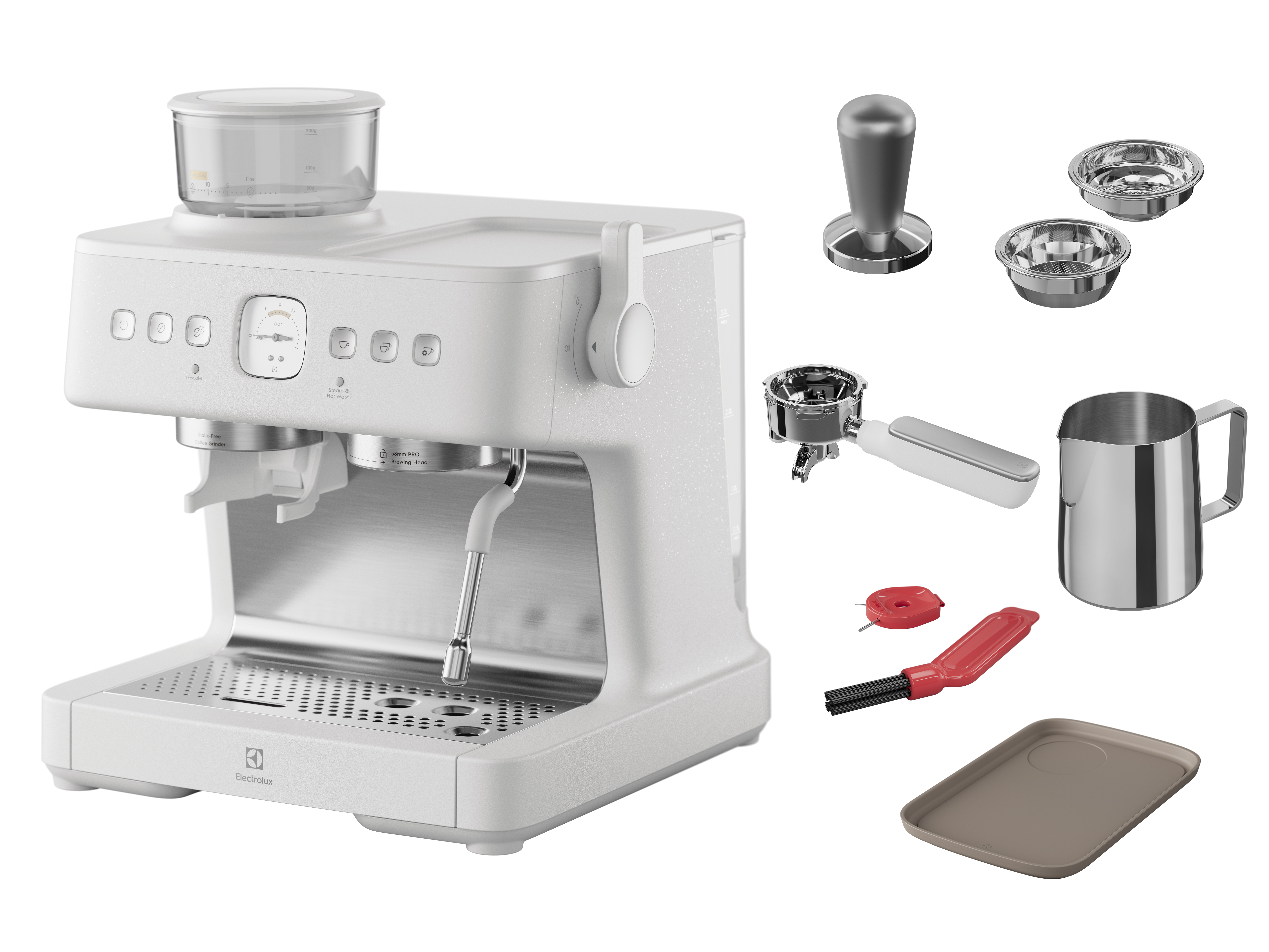 Aksesuarli beyaz espresso makinesi: tamper, sepetler, sürahi, fırça.