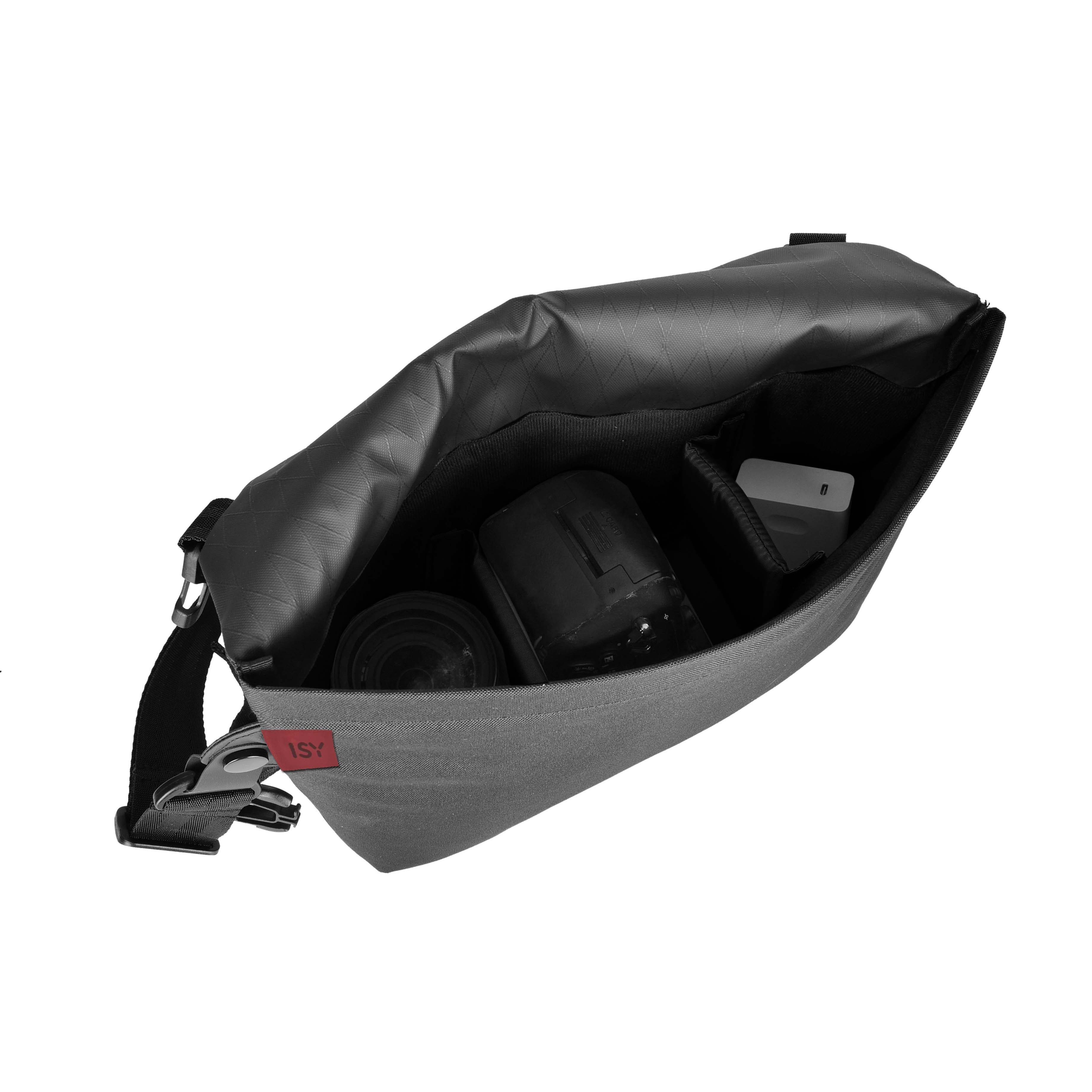 Graue Tasche mit Kameraobjektiv und Powerbank im Inneren.
