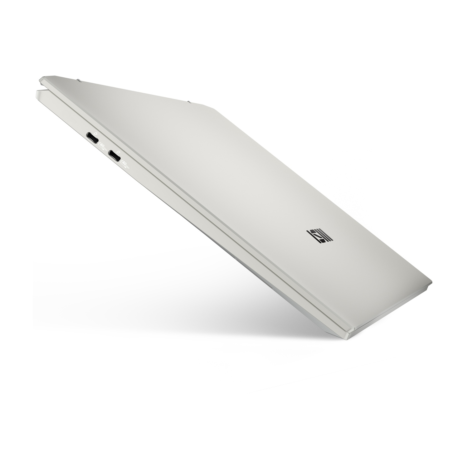 Laptop argentato con porte USB-C, su sfondo bianco.
