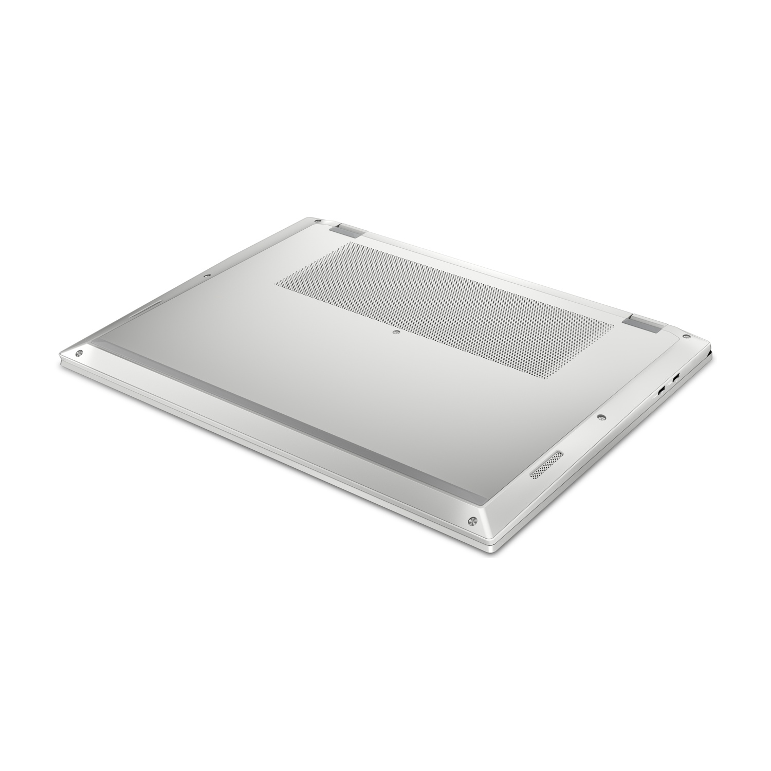 Il lato inferiore di un laptop argentato con griglie di ventilazione e porte.