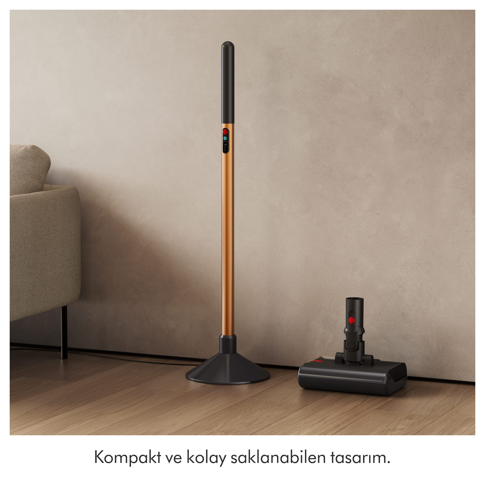 Ahşap zeminde, siyah başlığıyla şık, bronz renkli dikey süpürge.