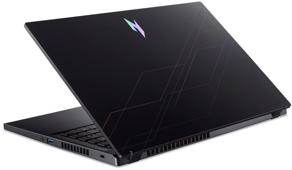 Fekete laptop nyitott fedéllel, billentyűzet látható, fémes logóval és vonalas mintával.