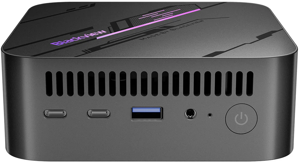 Fekete mini PC szellőzőkkel, portokkal és bekapcsológombbal az elején.