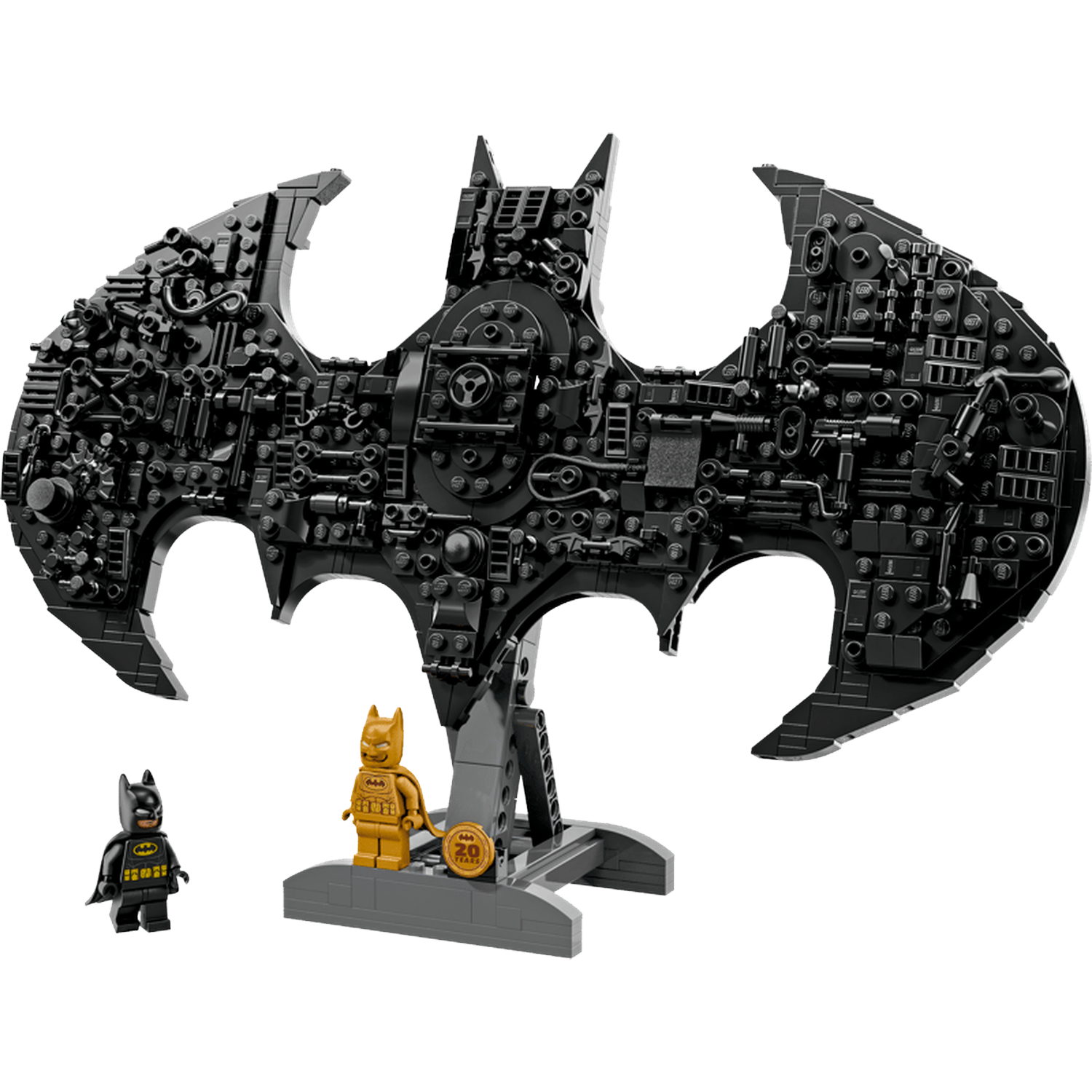 Een zwart Lego Bat-signaal op een standaard, met twee Lego-figuren ernaast.