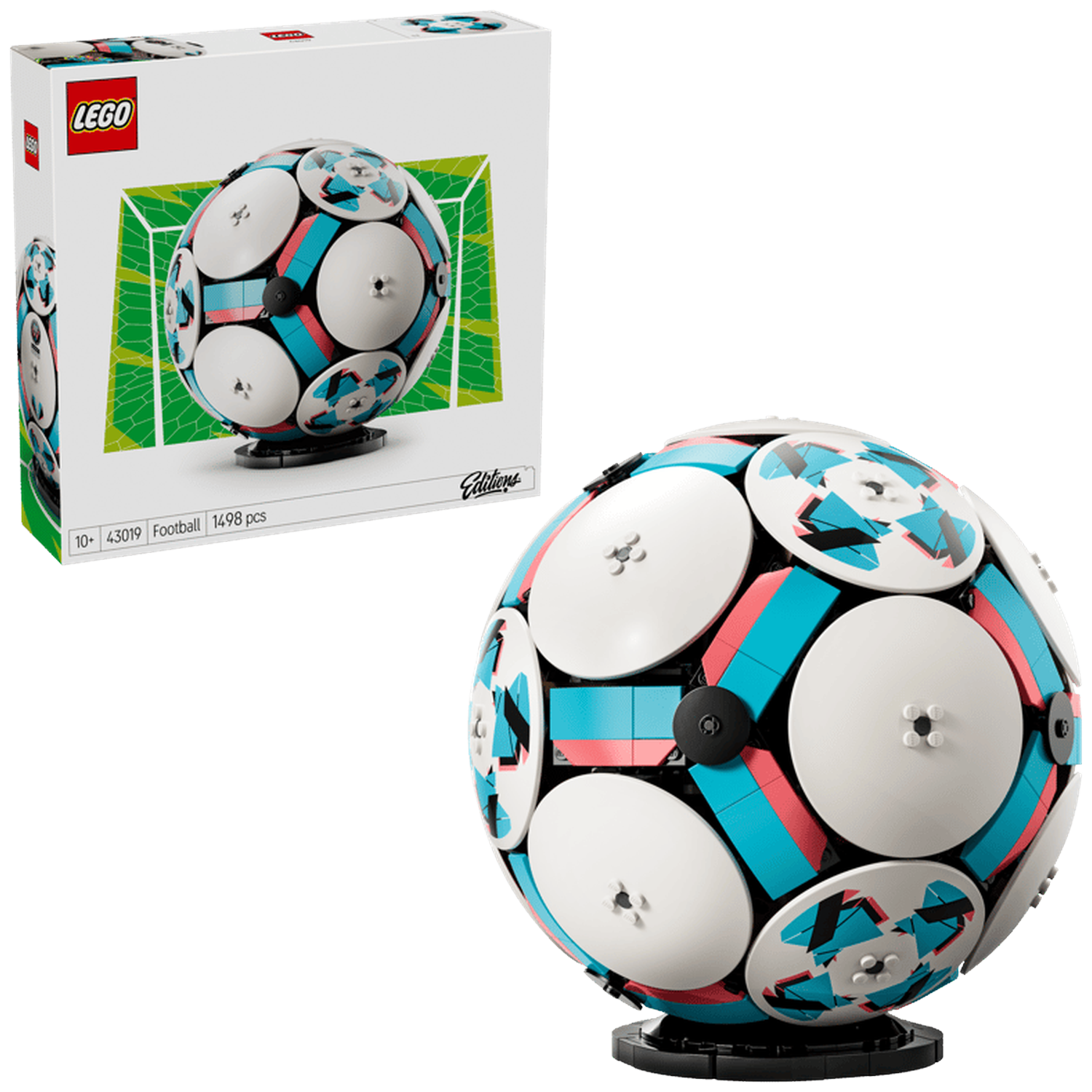 LEGO voetbal bouwpakket met witte bal, blauwe en rode accenten op zwarte standaard.