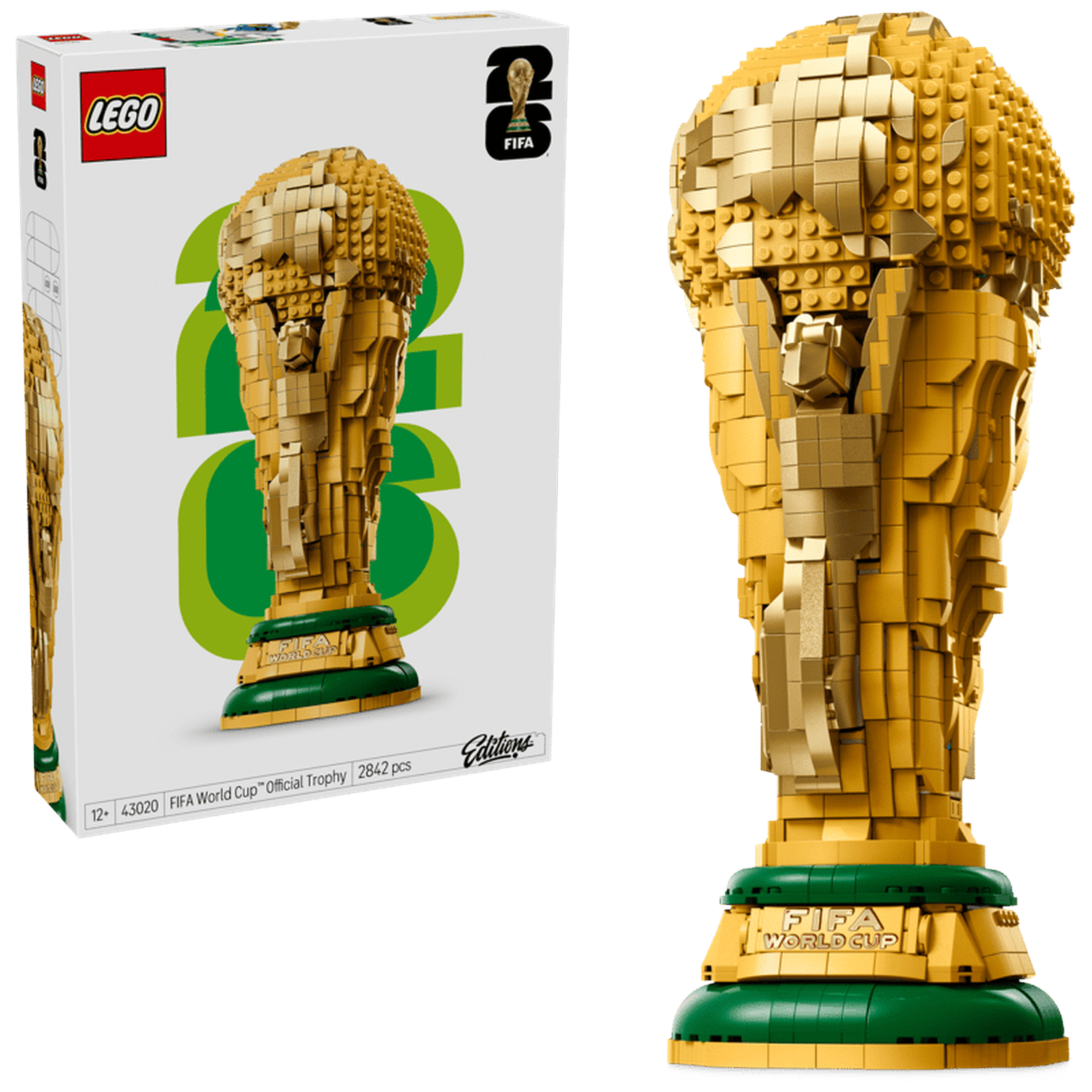 Trophée LEGO FIFA Coupe du Monde en briques dorées, avec socle vert et boîte.