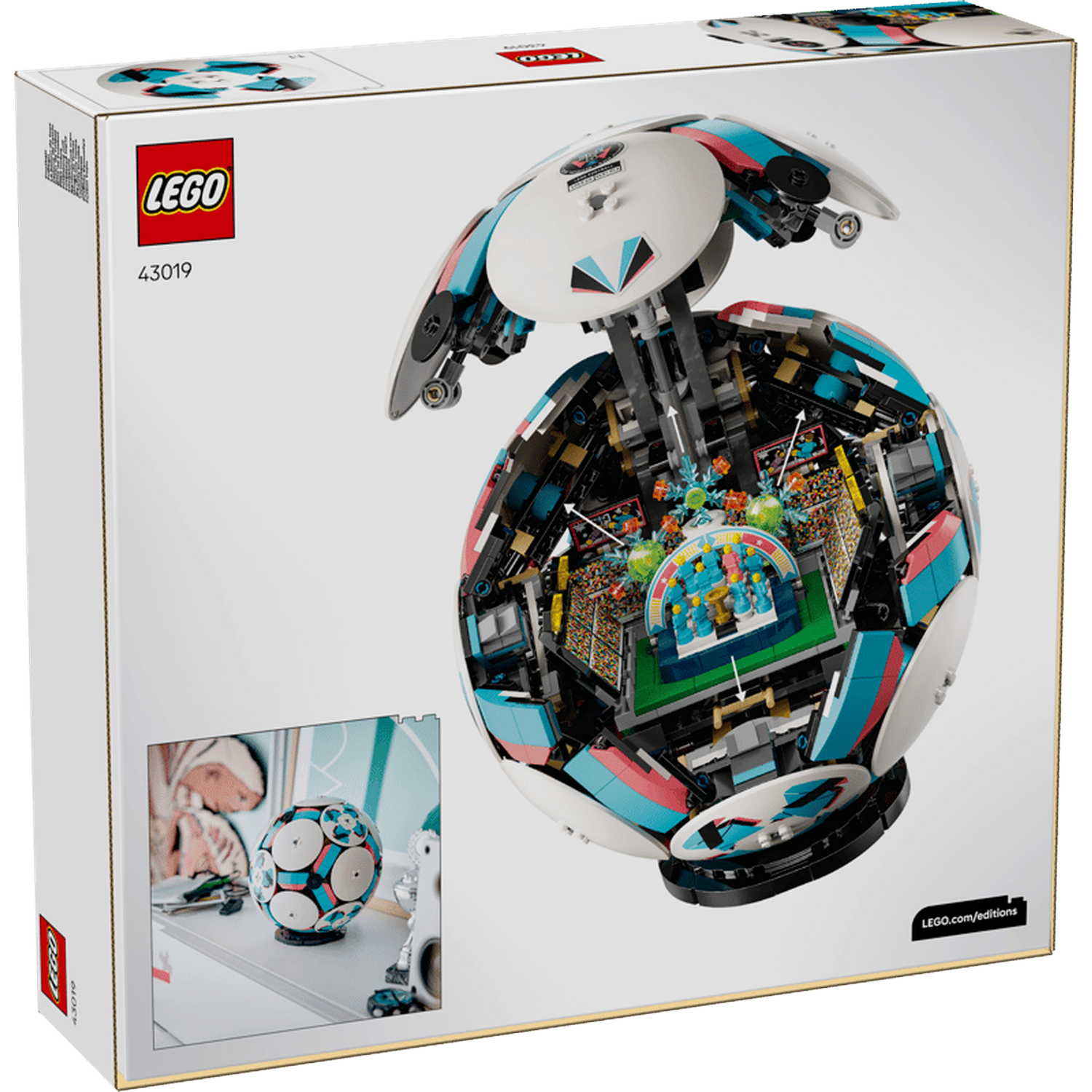 Lego-doos met een openbare voetbal die een mini-voetbalarena onthult.