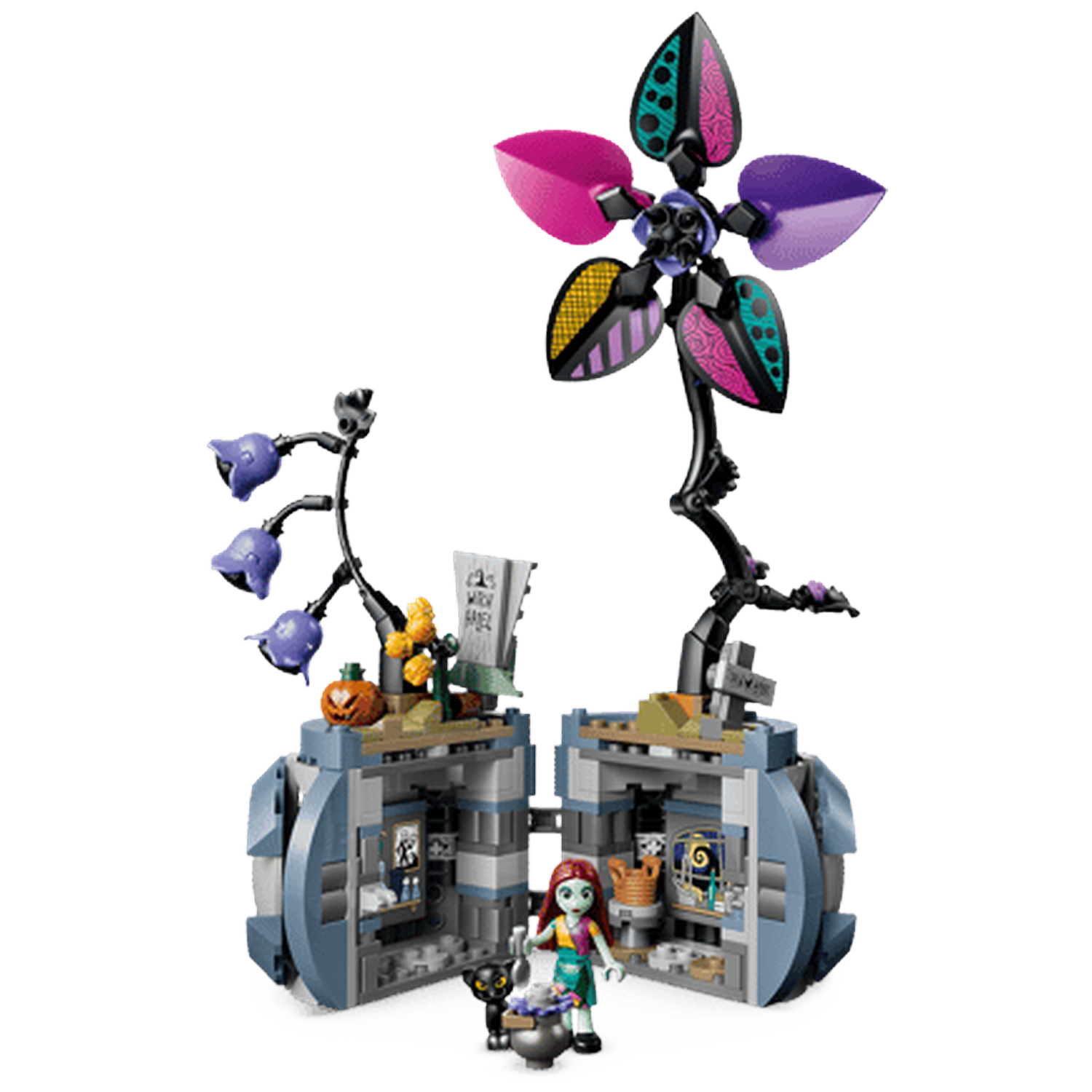 Een LEGO-figuur staat voor een geopend, griezelig gebouw met een pompoen en bloemen.