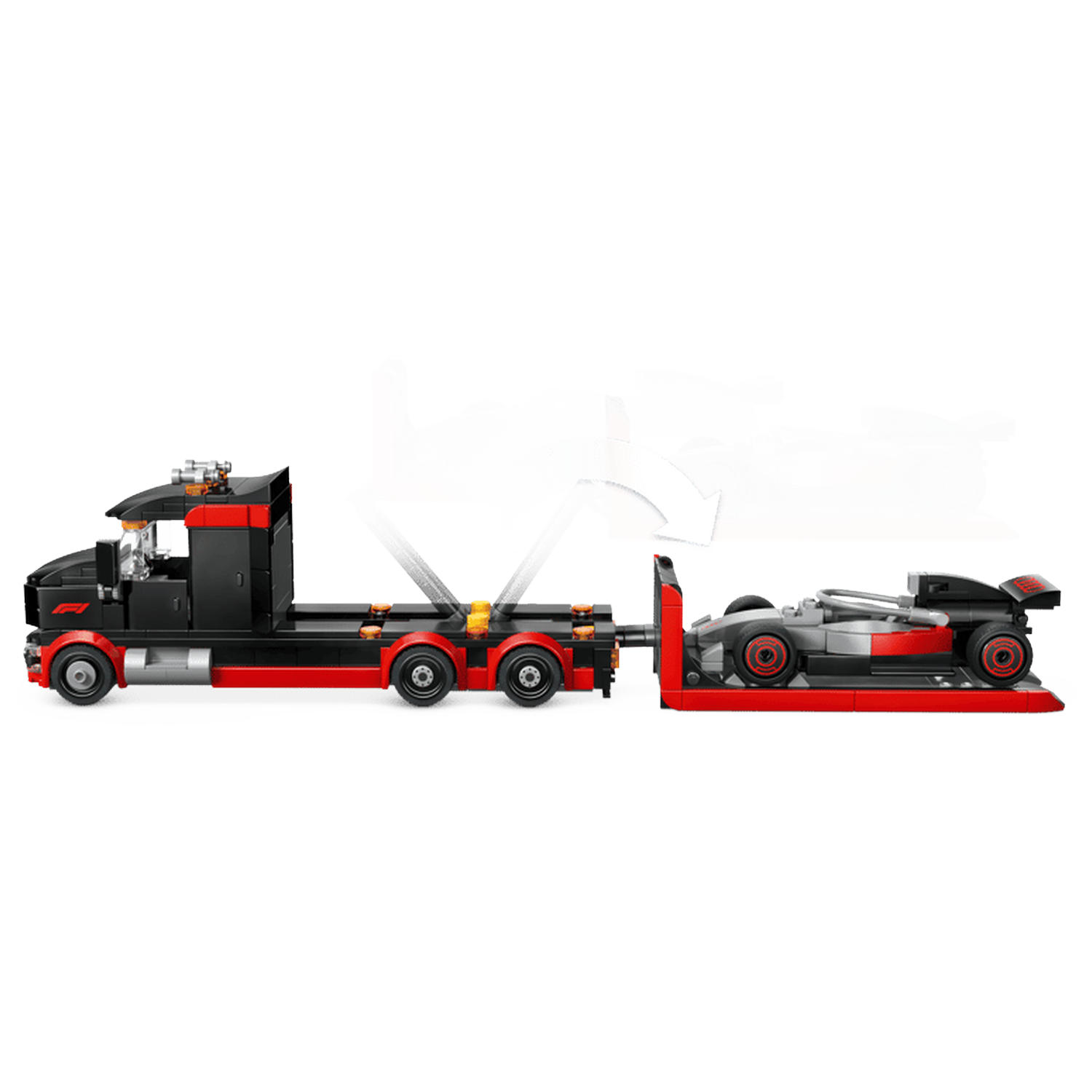 Zwarte vrachtwagen met rode trailer die een grijze raceauto vervoert.