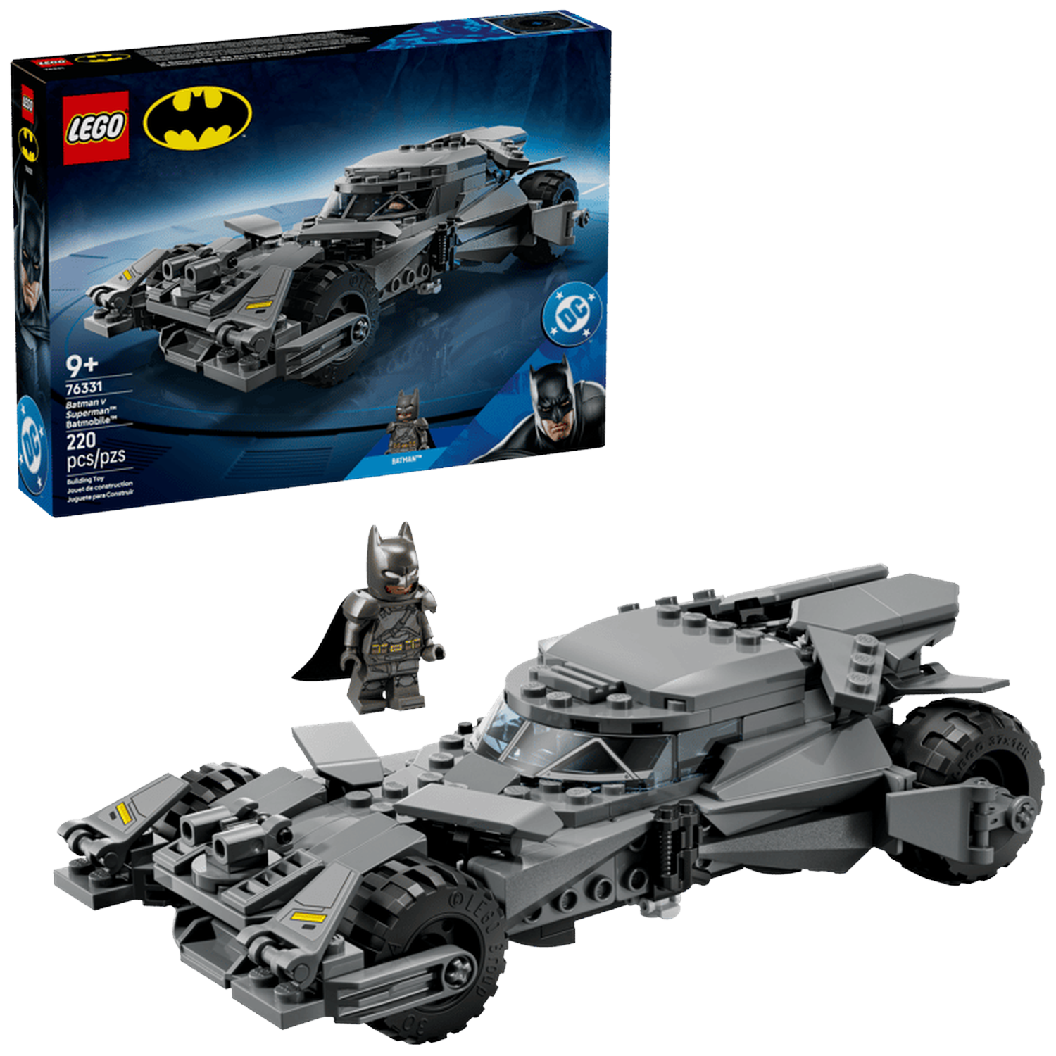 Een grijze Lego Batmobile set met een Batman-figuur. Op zwarte achtergrond.