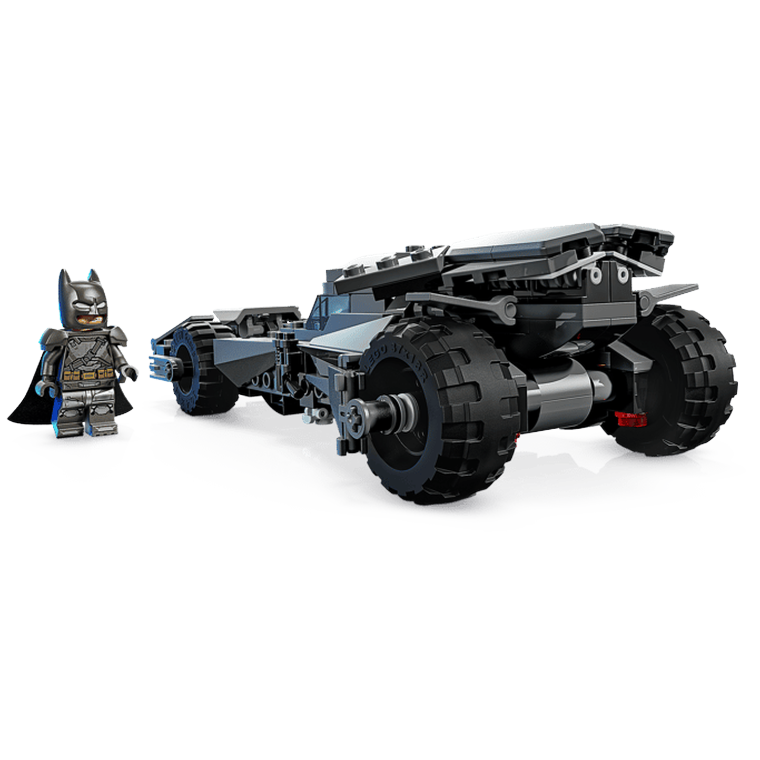 Een Lego Batman naast een donker, groot voertuig. Zwarte banden.