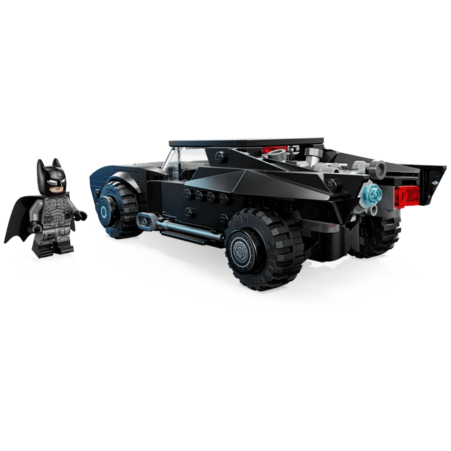 Een Lego Batman met zwarte cape naast een zwarte Lego Batmobile.