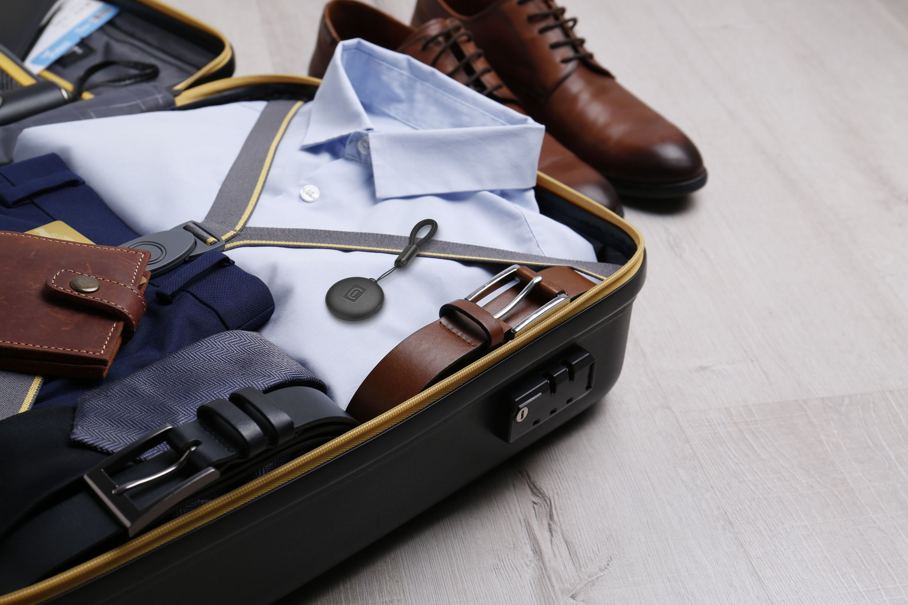Una maleta abierta con ropa, zapatos y accesorios, lista para viajar.