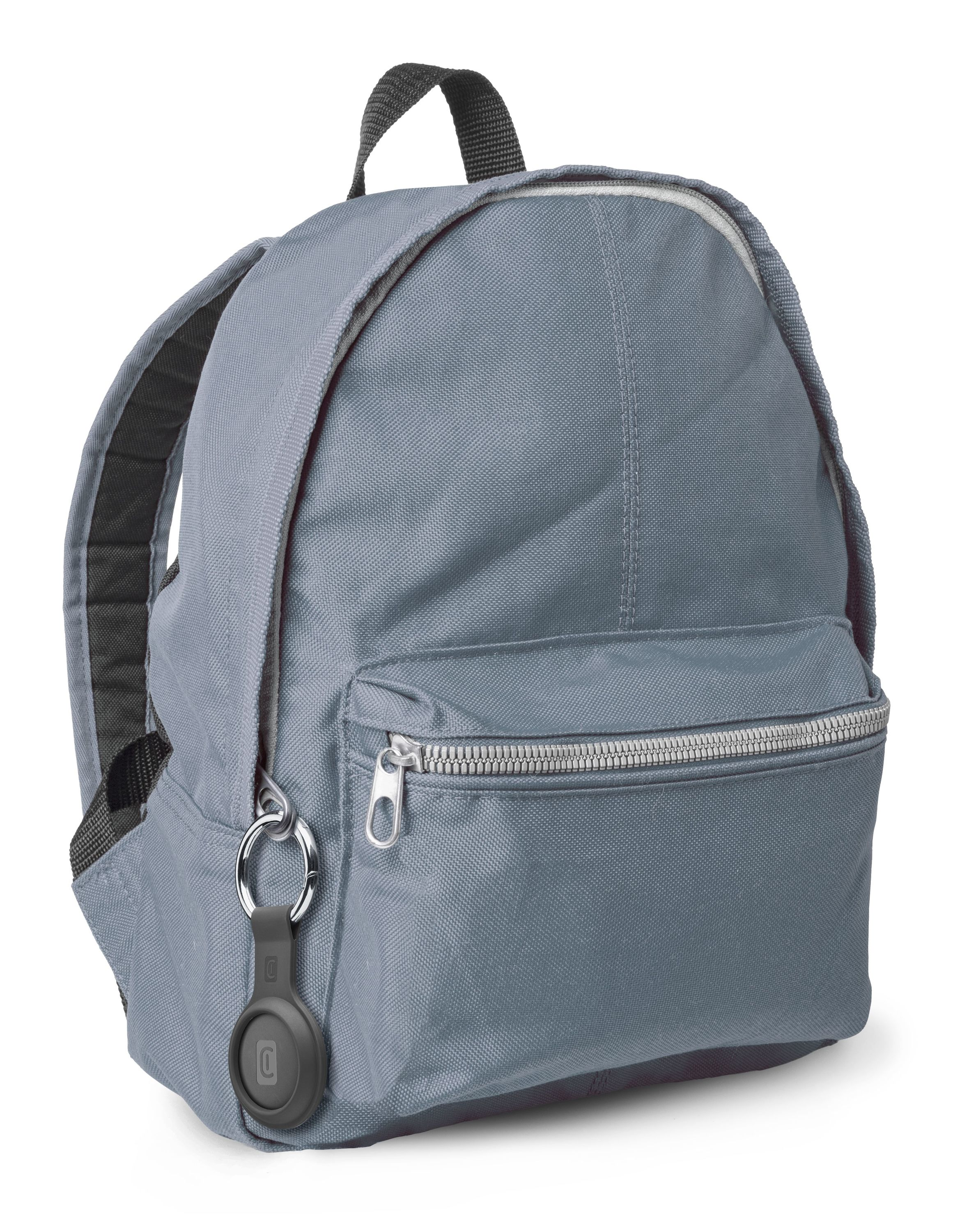 Una mochila gris con un bolsillo frontal y un llavero colgando.