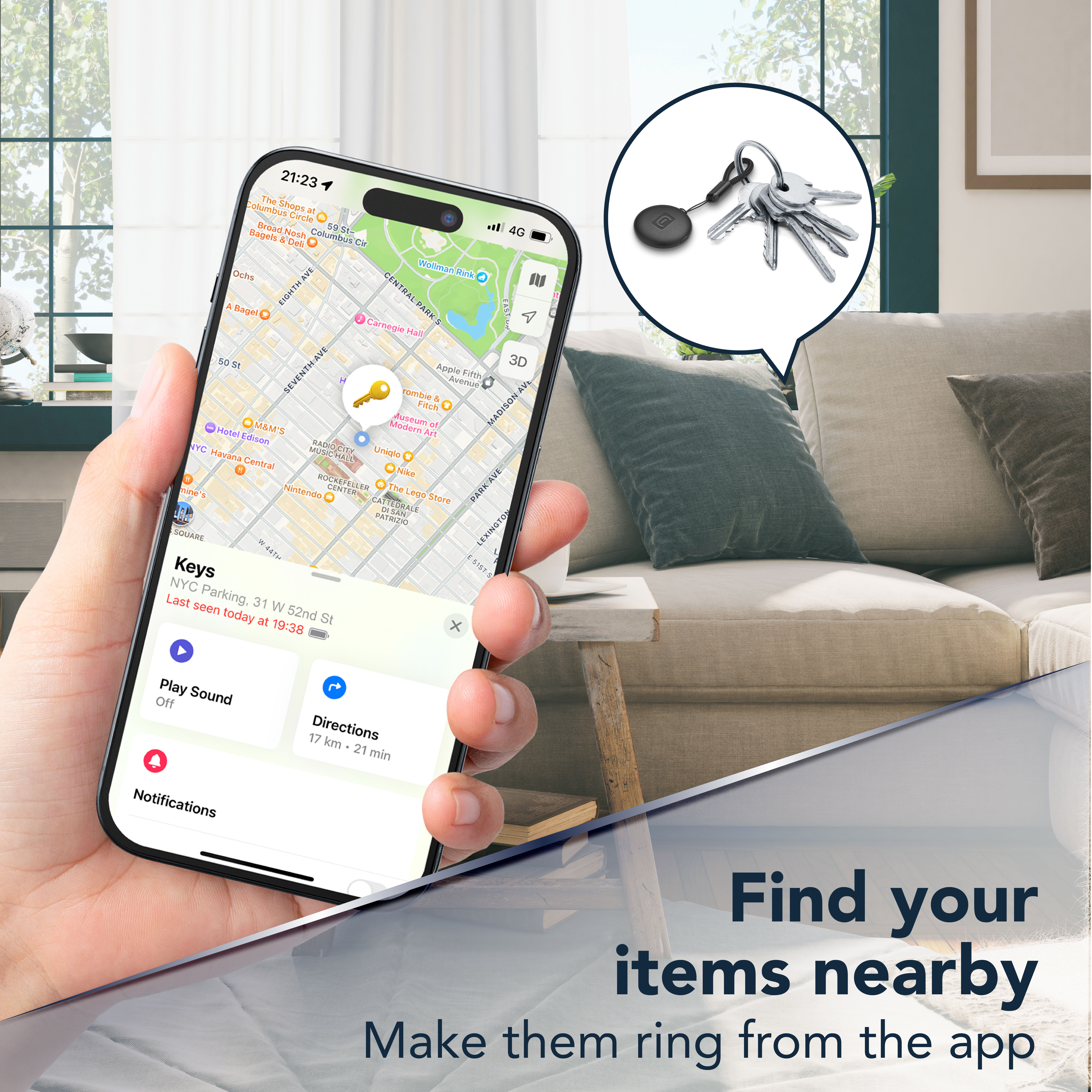 Persona en salón sostiene iPhone con app Find My localizando unas llaves con Tracy Tag cercano, texto “Find your items nearby”.