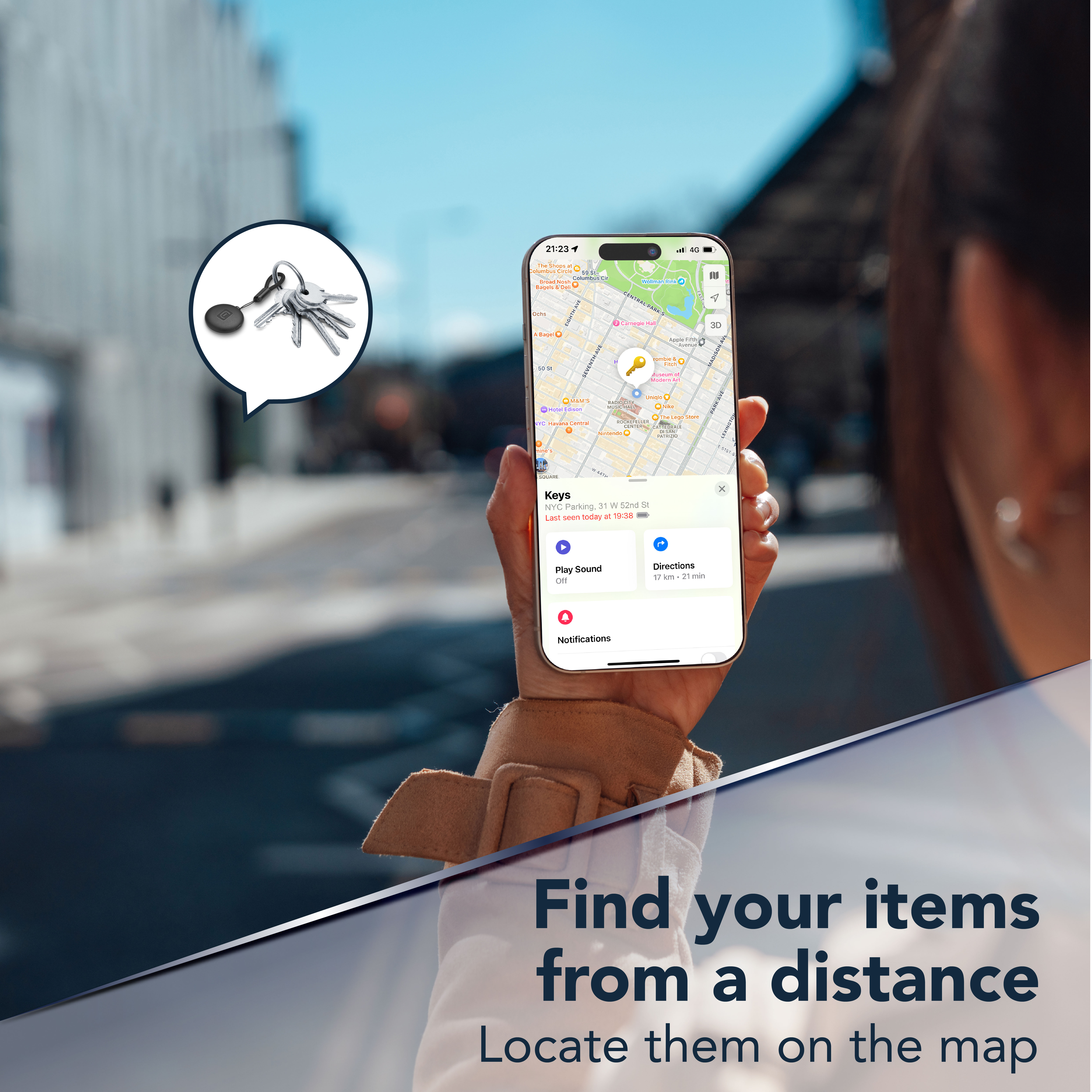 Mujer en la calle mira su iPhone con app Find My localizando unas llaves con Tracy Tag a distancia, texto “Find your items from a distance”.