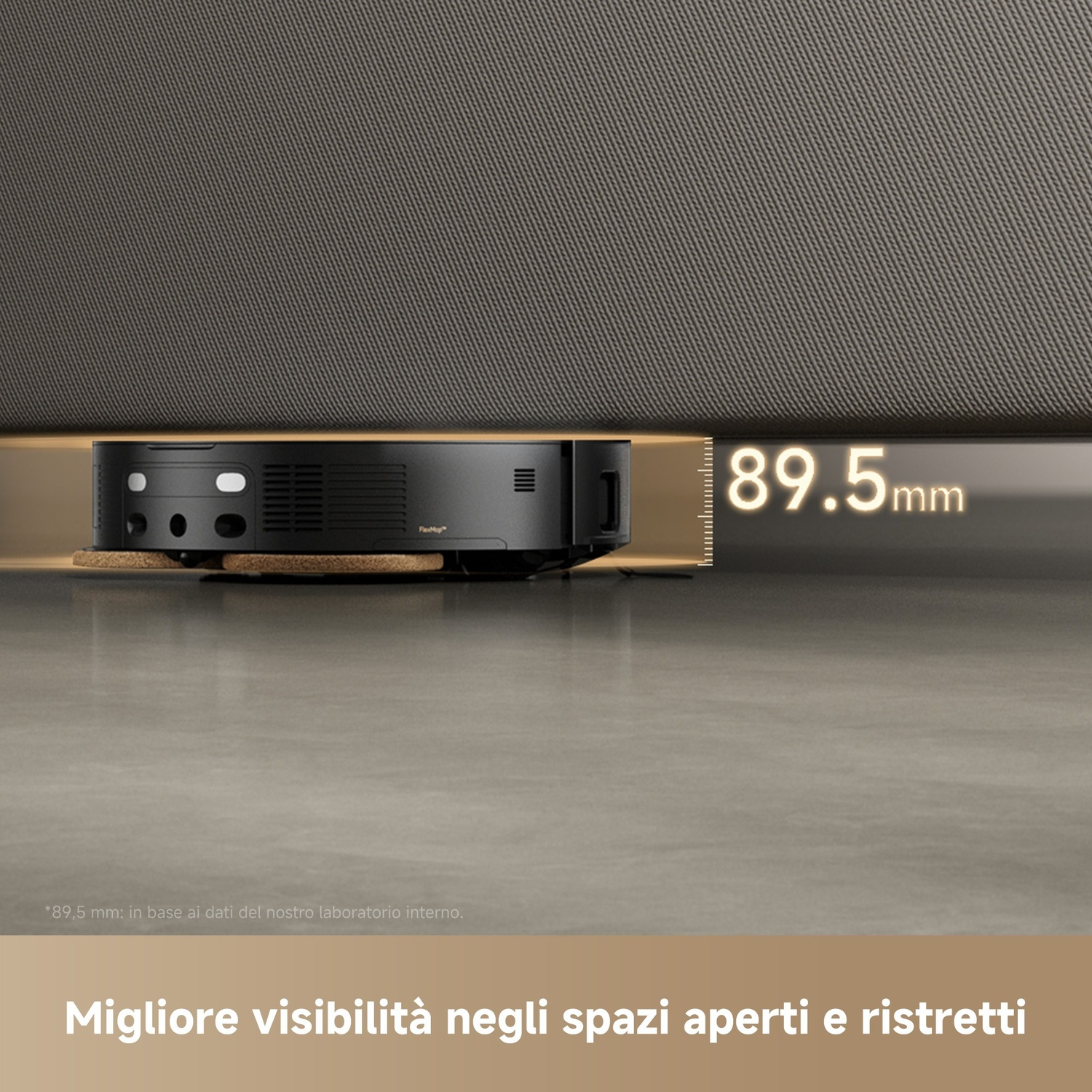 Un robot aspirapolvere nero sotto tessuto grigio. Altezza 89,5 mm.