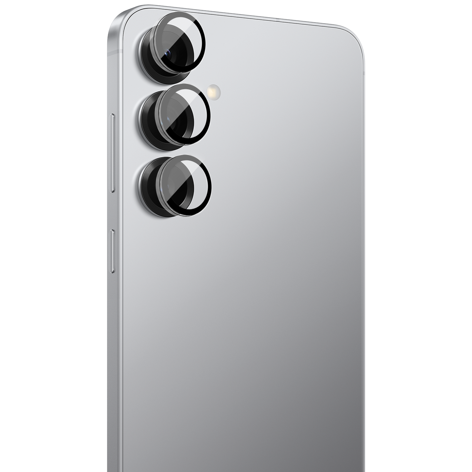 Close-up van een zilveren smartphone met drie cameralenzen op de achterkant.