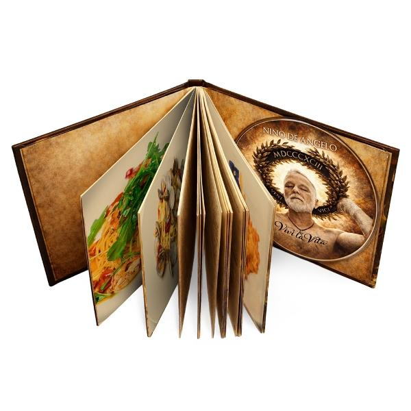 Ein aufgeschlagenes Buch zeigt Food-Fotos und ein CD-Cover mit Porträt.