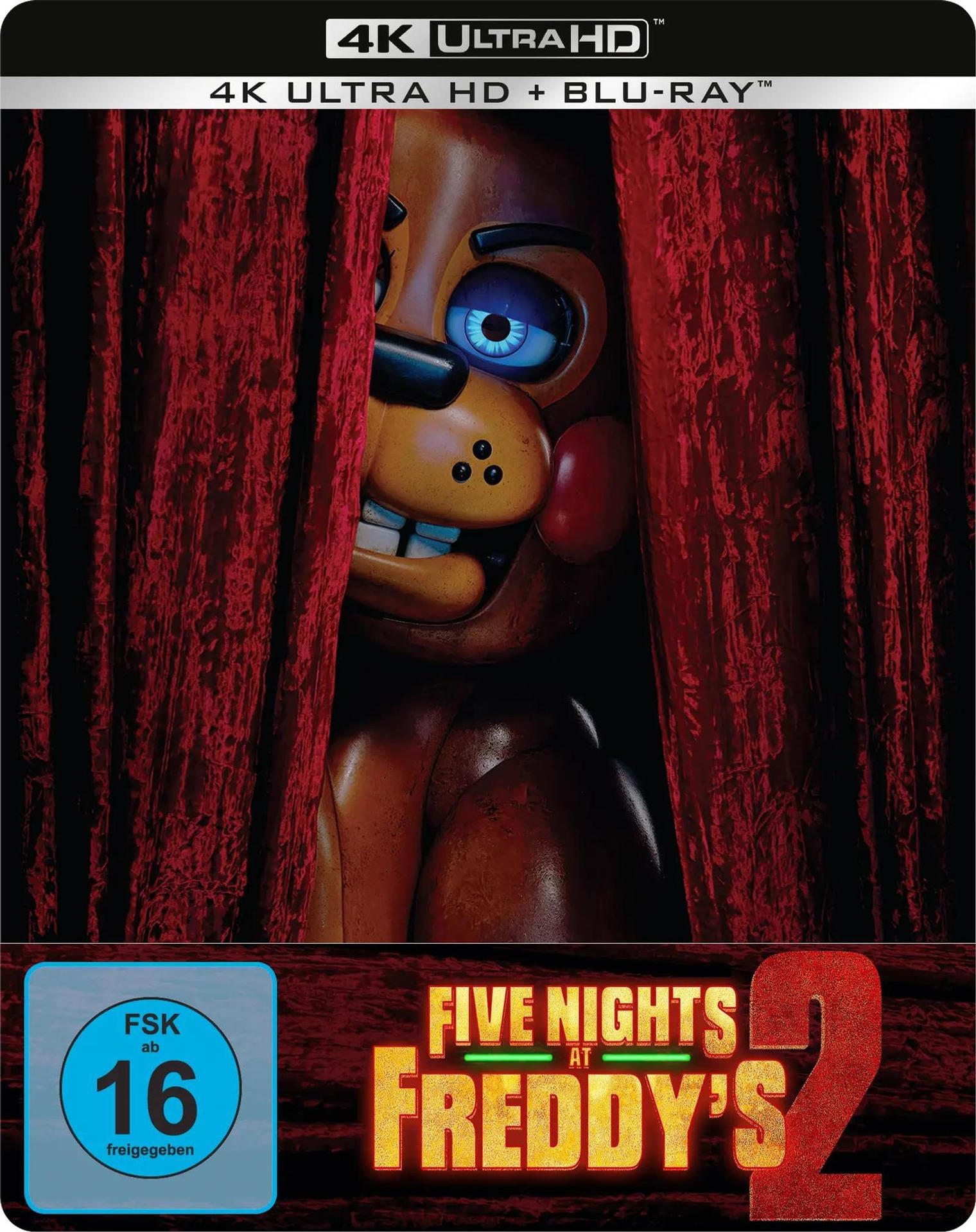 Freddy aus "Five Nights at Freddy's 2" blickt durch rote Vorhänge.