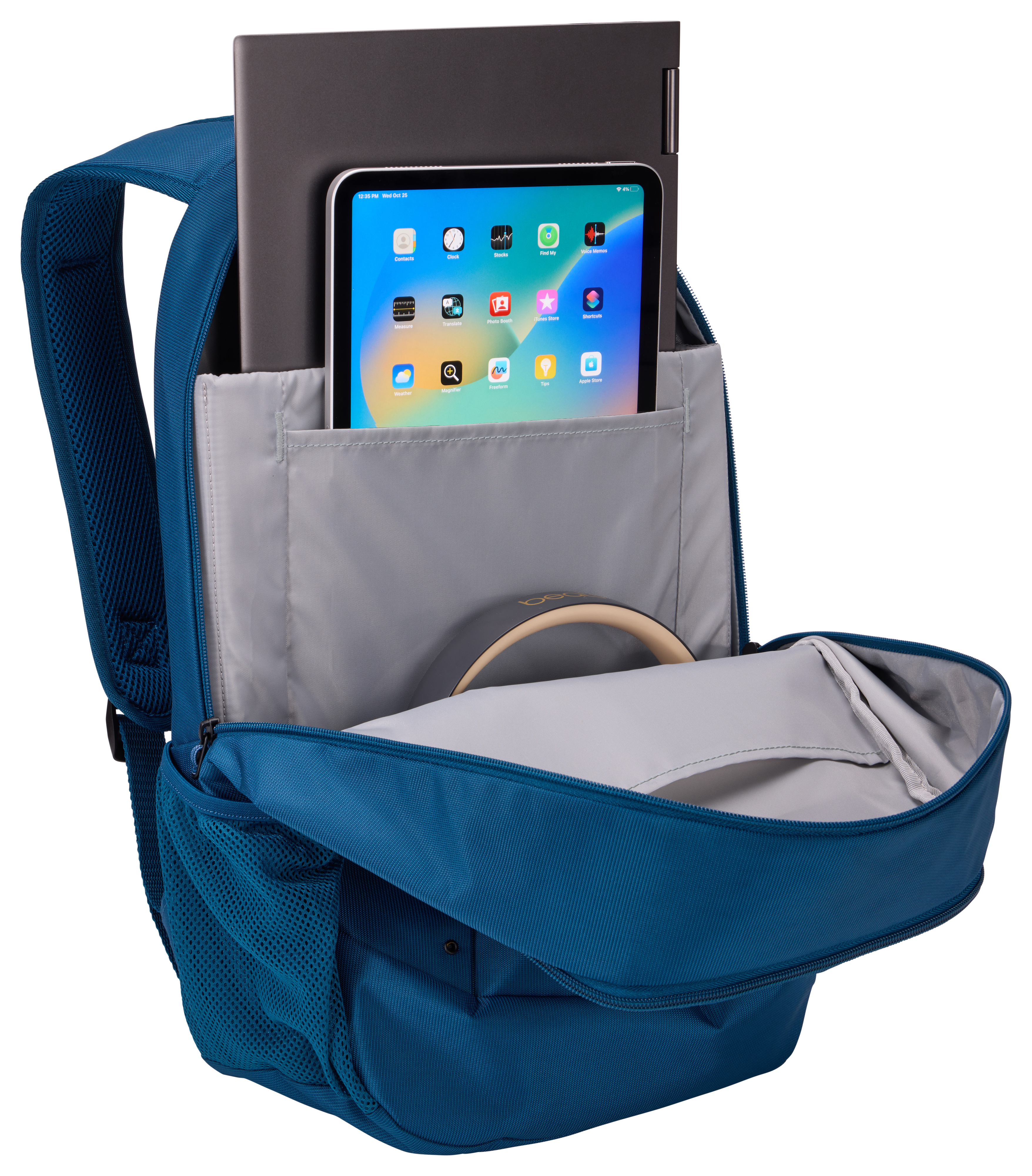 Uygulamaları gösteren bir dizüstü bilgisayar ve tablet bulunan mavi sırt çantası.