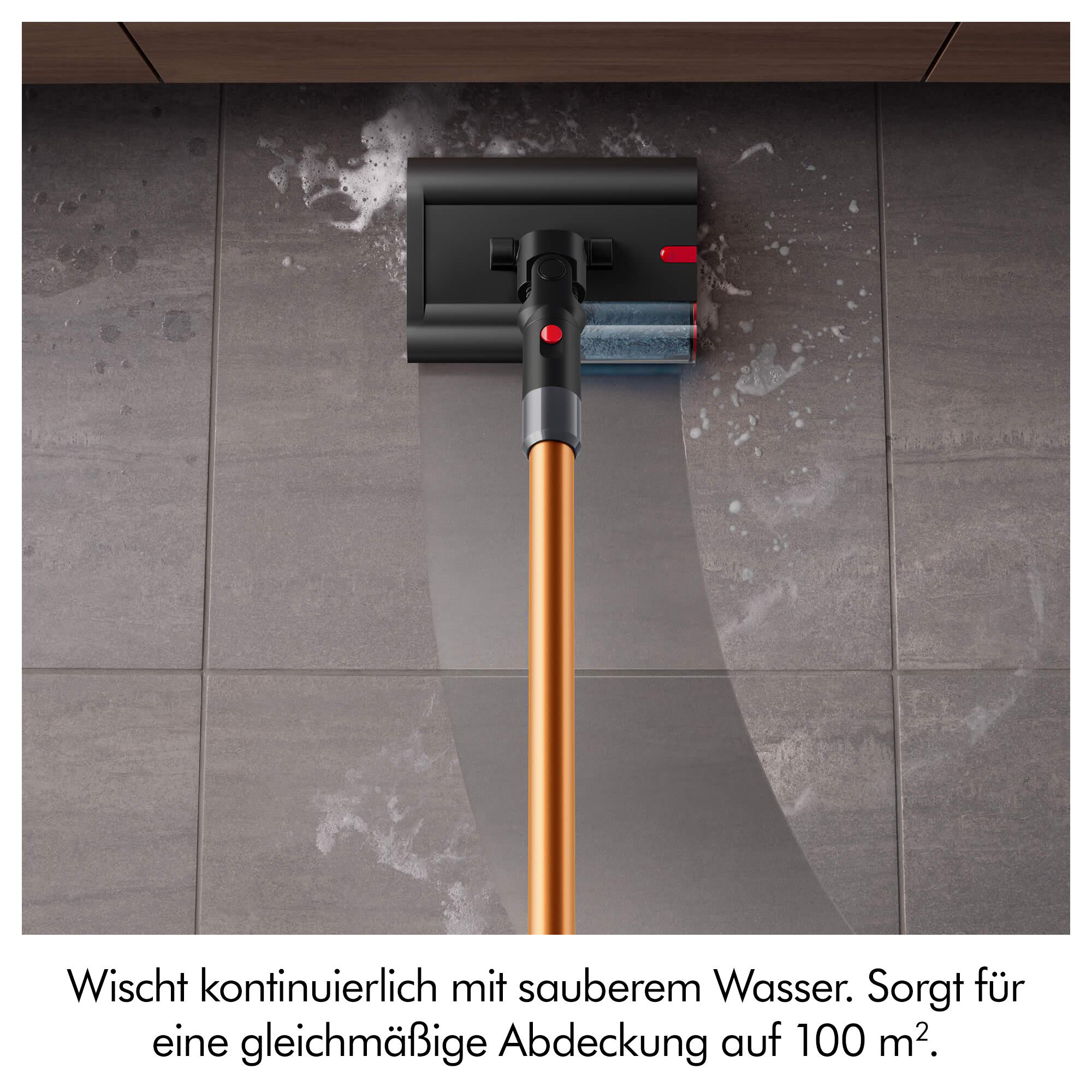 Ein Wischmopp mit orangem Stiel reinigt graue Fliesen mit Seifenwasser.